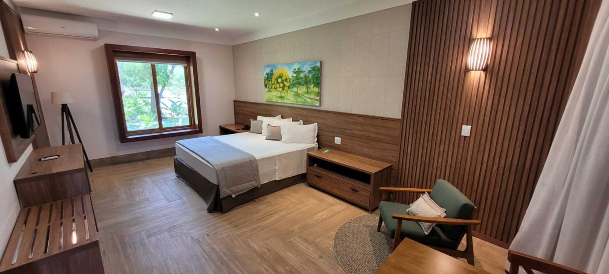 Quarto com Cama King-size e Vista do Jardim