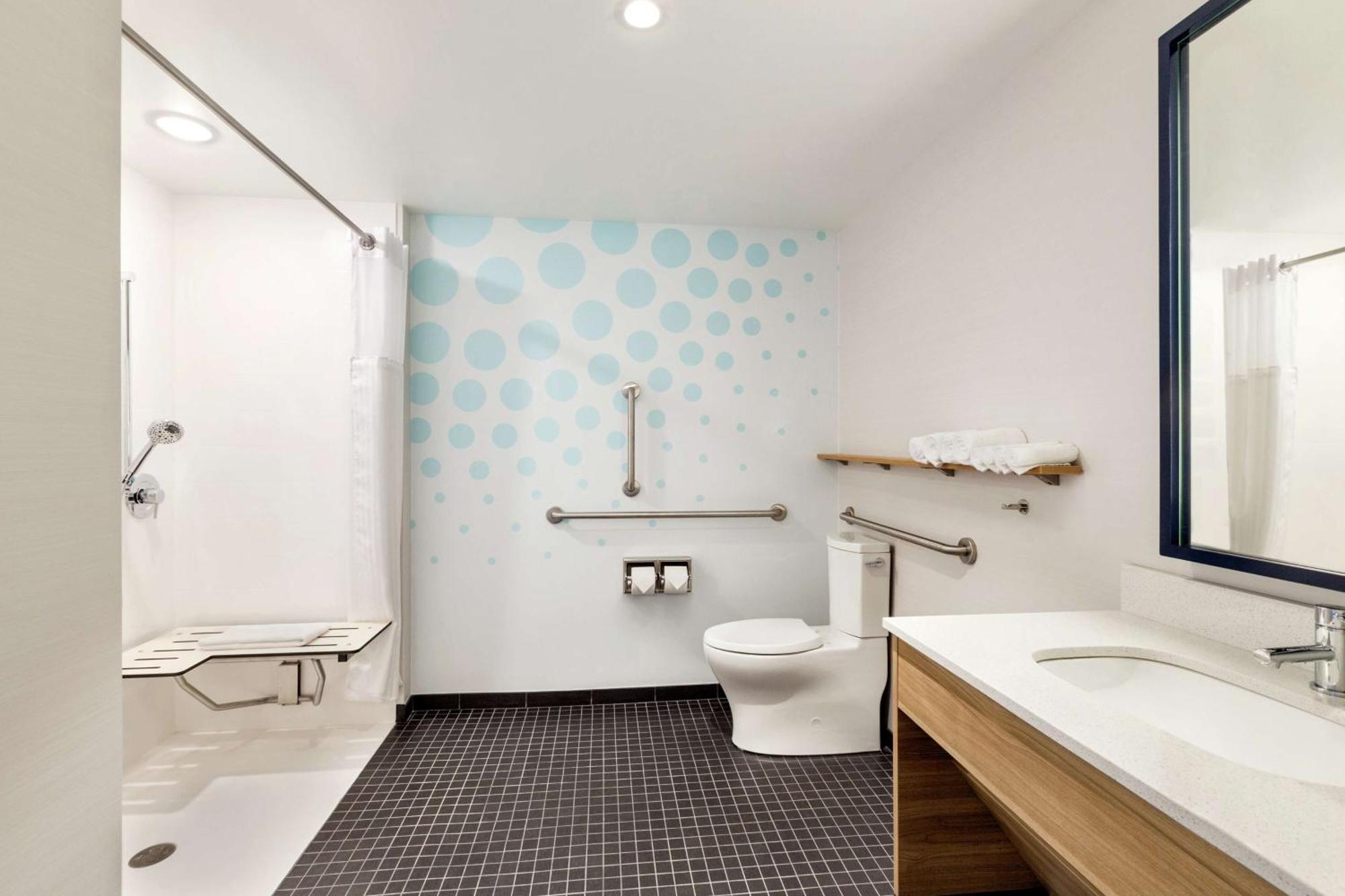 Queen Room Two Queen Beds Roll Shower Mobility Access or Non-Smoking,1548674317:JPEG