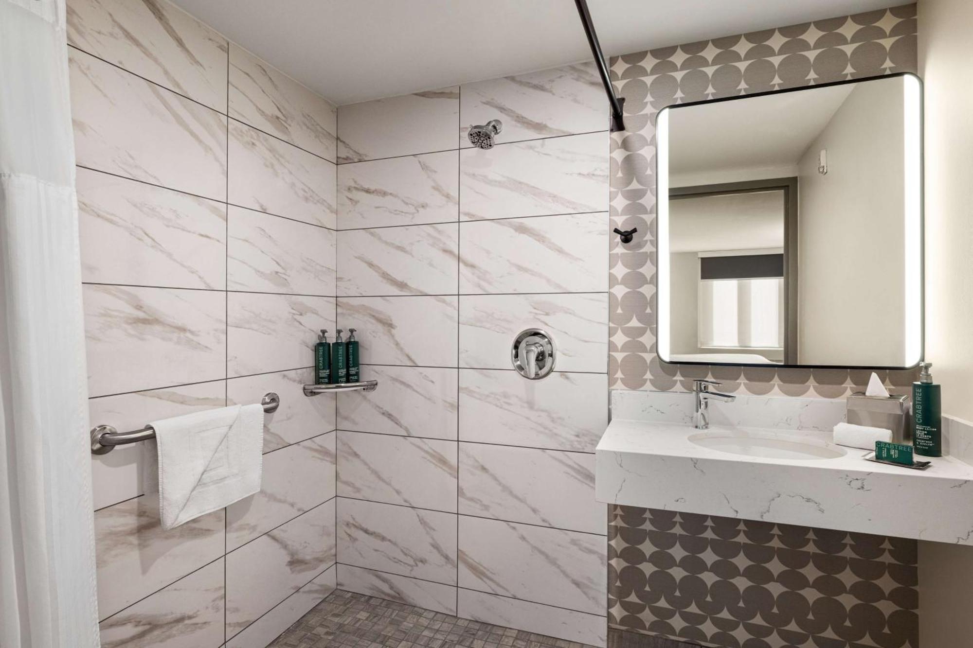 Kamer met Kingsize Bed en Rolstoeltoegankelijke Douche - Geschikt voor Slechthorenden en Gasten met een Lichamelijke Beperking