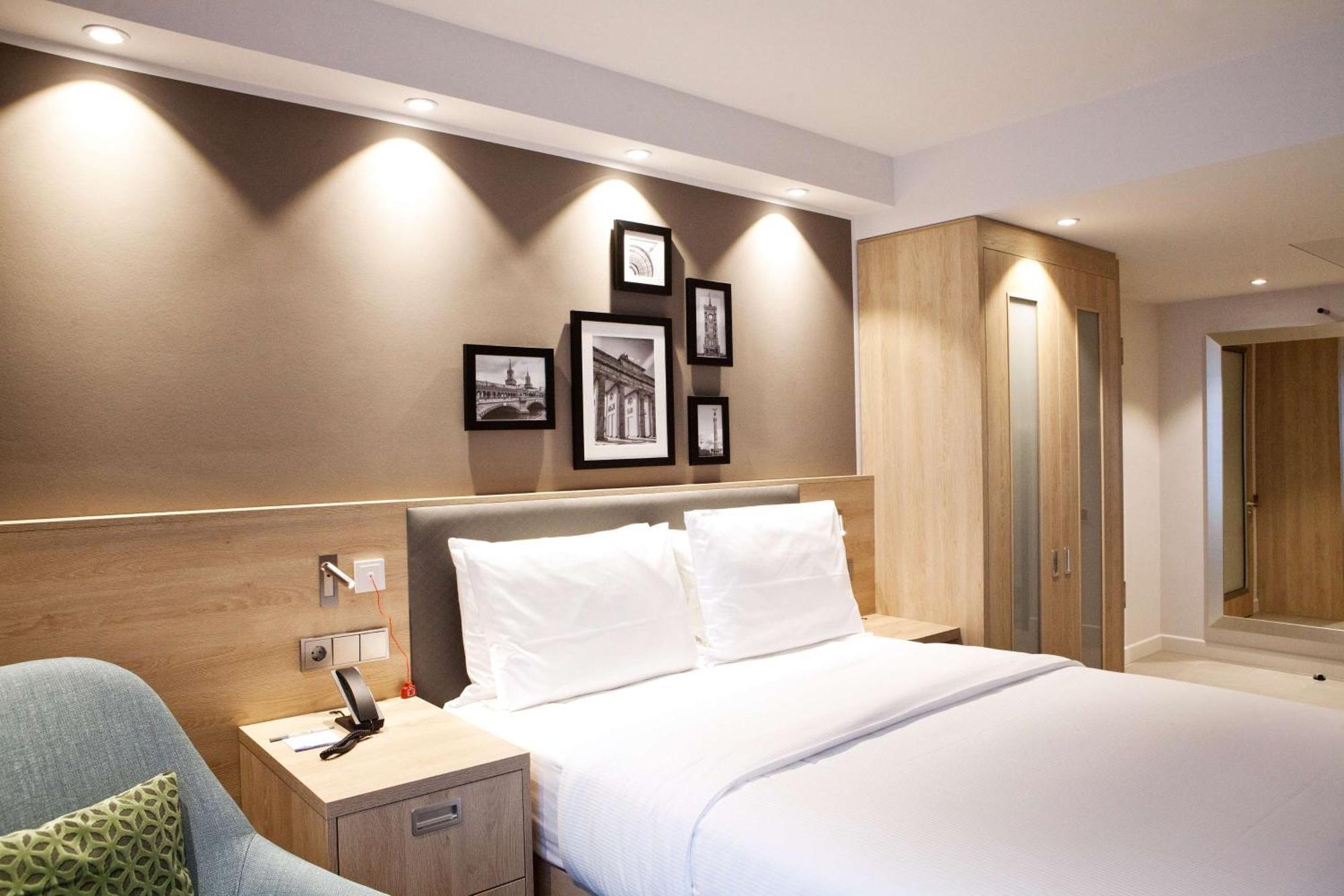 Habitación con cama grande adaptada para personas de movilidad reducida