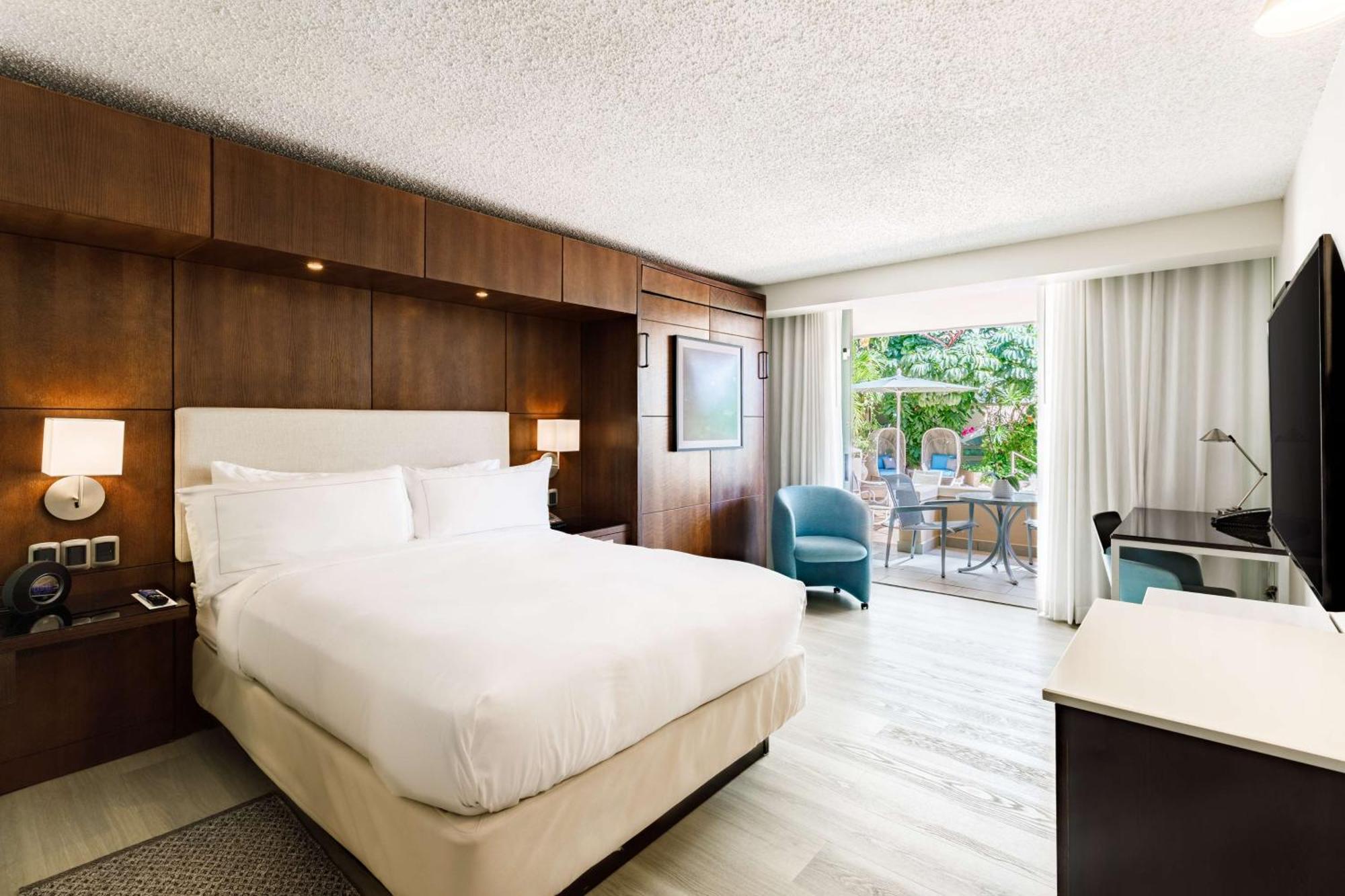 Quarto Queen com Cama de Casal Extra, Varanda e Vista do Jardim