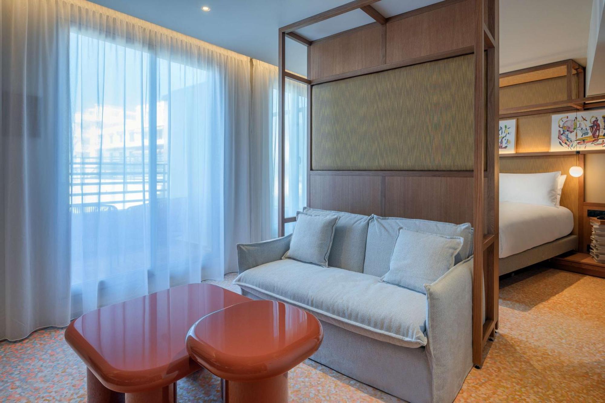 Junior Suite mit Kingsize-Bett und seitlichem Meerblick