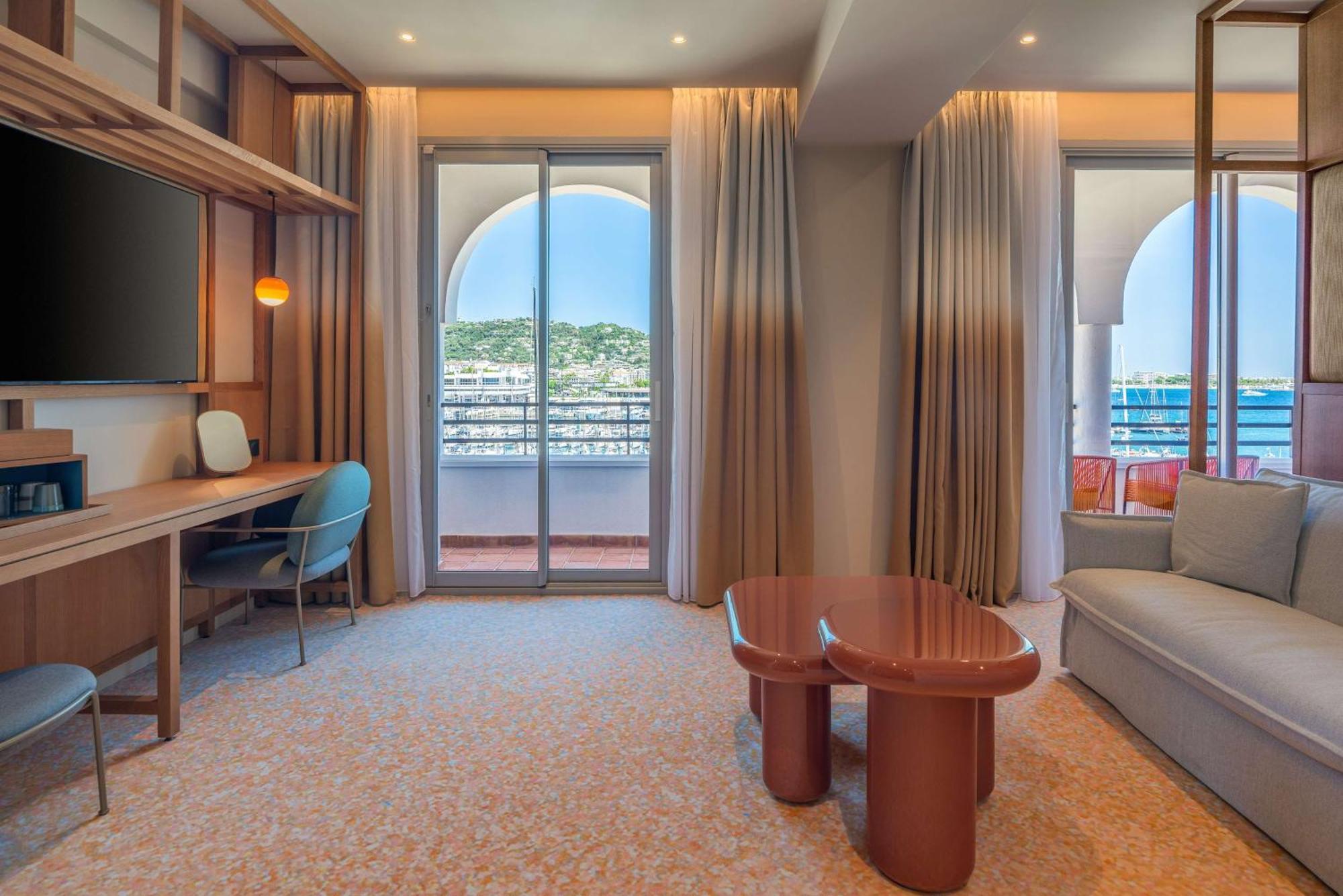 Junior Suite mit Kingsize-Bett und Meerblick