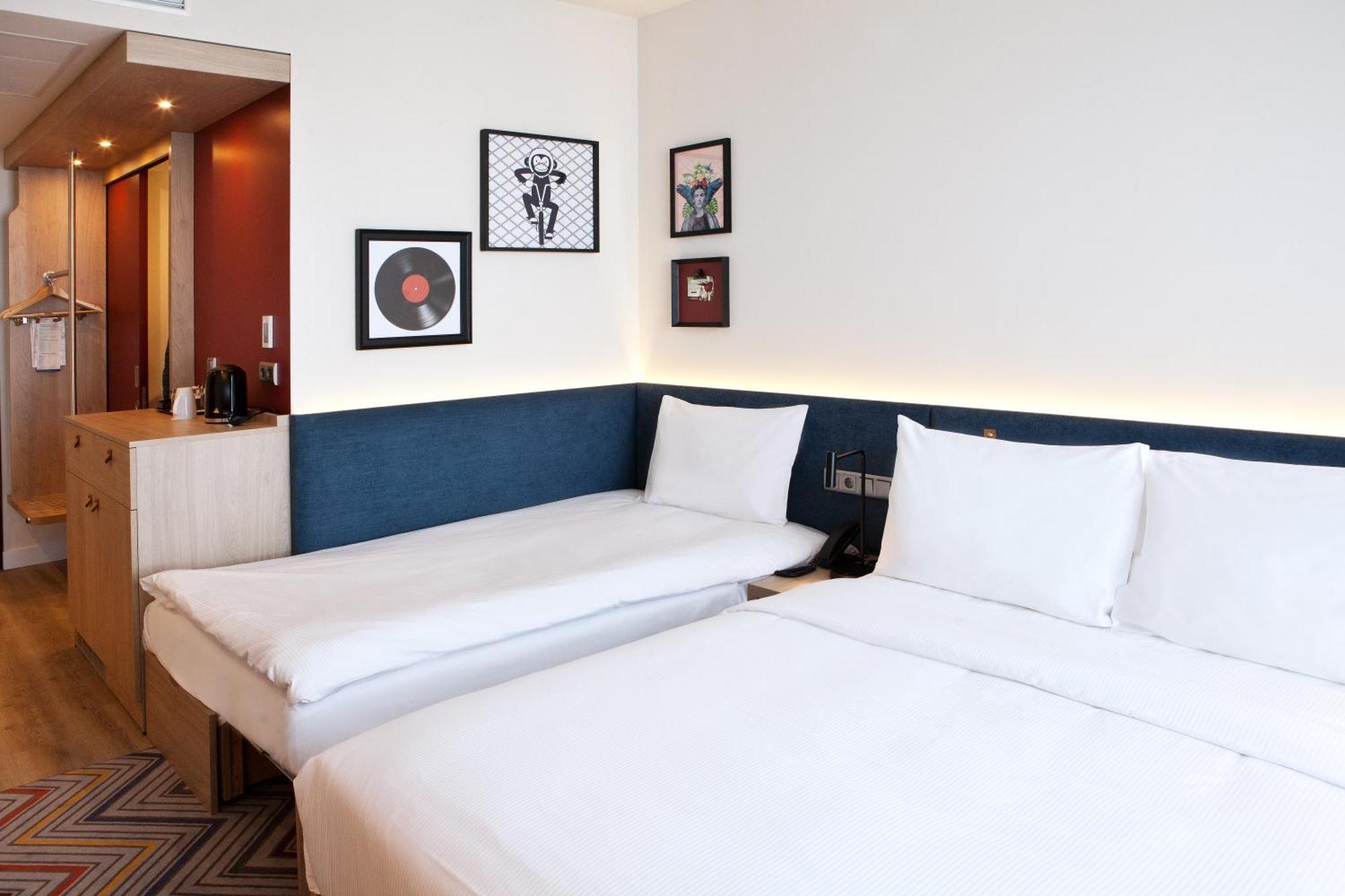 Zimmer mit Queensize-Bett und Schlafsofa