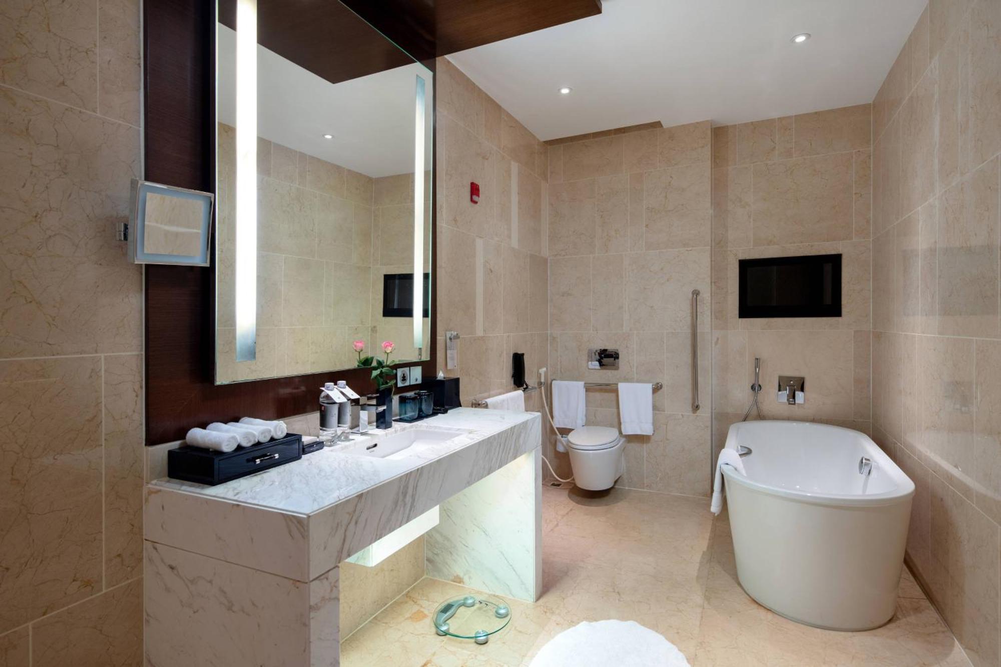 Deluxe King, Guest room, 1 King, Lake View