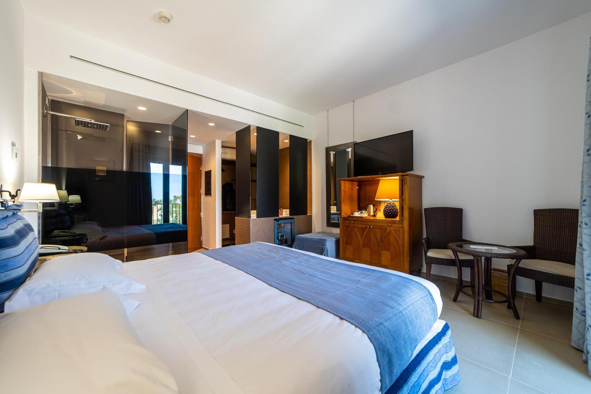 Chambre Triple de Luxe avec Vue Partielle sur la Mer