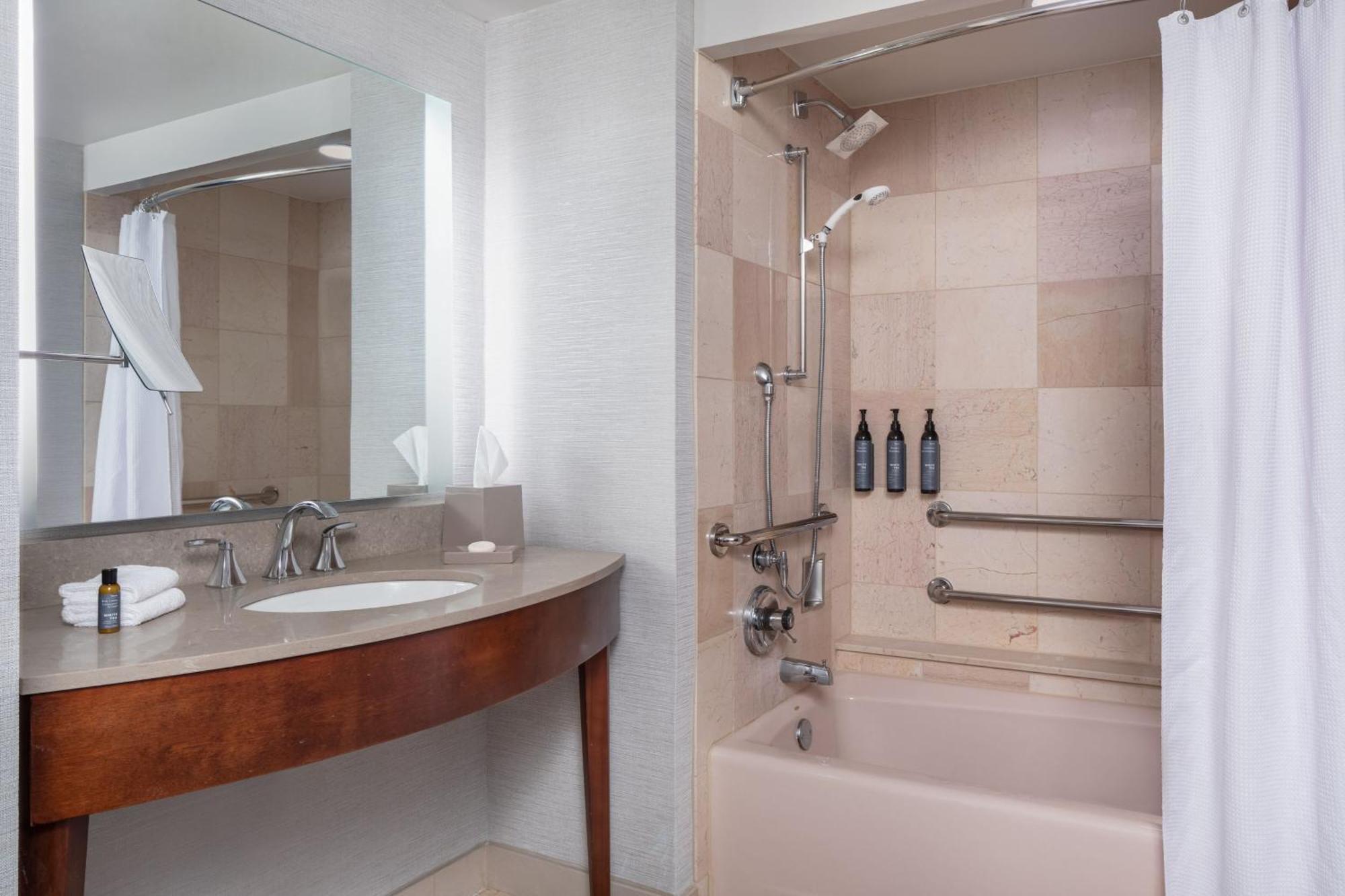 Habitación con 2 camas dobles y vistas a la ciudad - Planta VIP