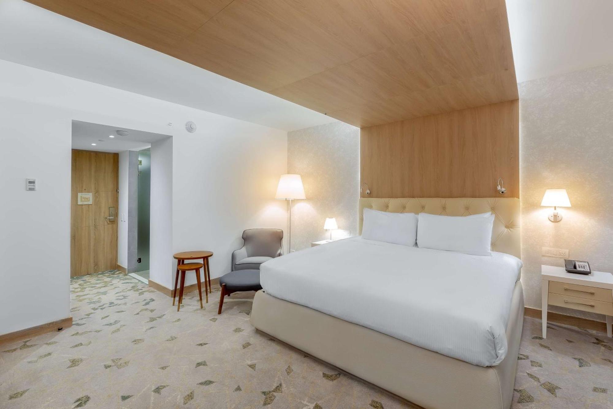 Chambre Lit King-Size - Accessible aux Personnes à Mobilité Réduite/Malentendantes avec Douche Accessible en Fauteuil Roulant