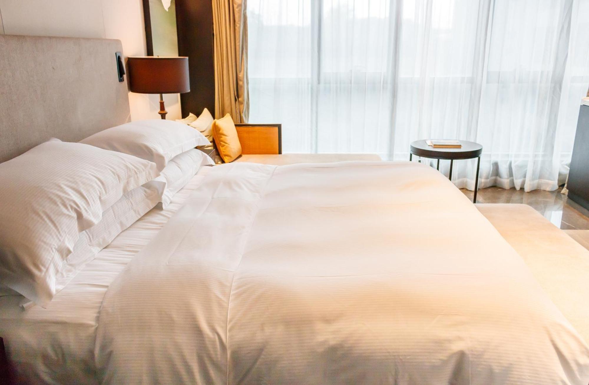Zimmer mit Kingsize-Bett, Gartenblick und Balkon