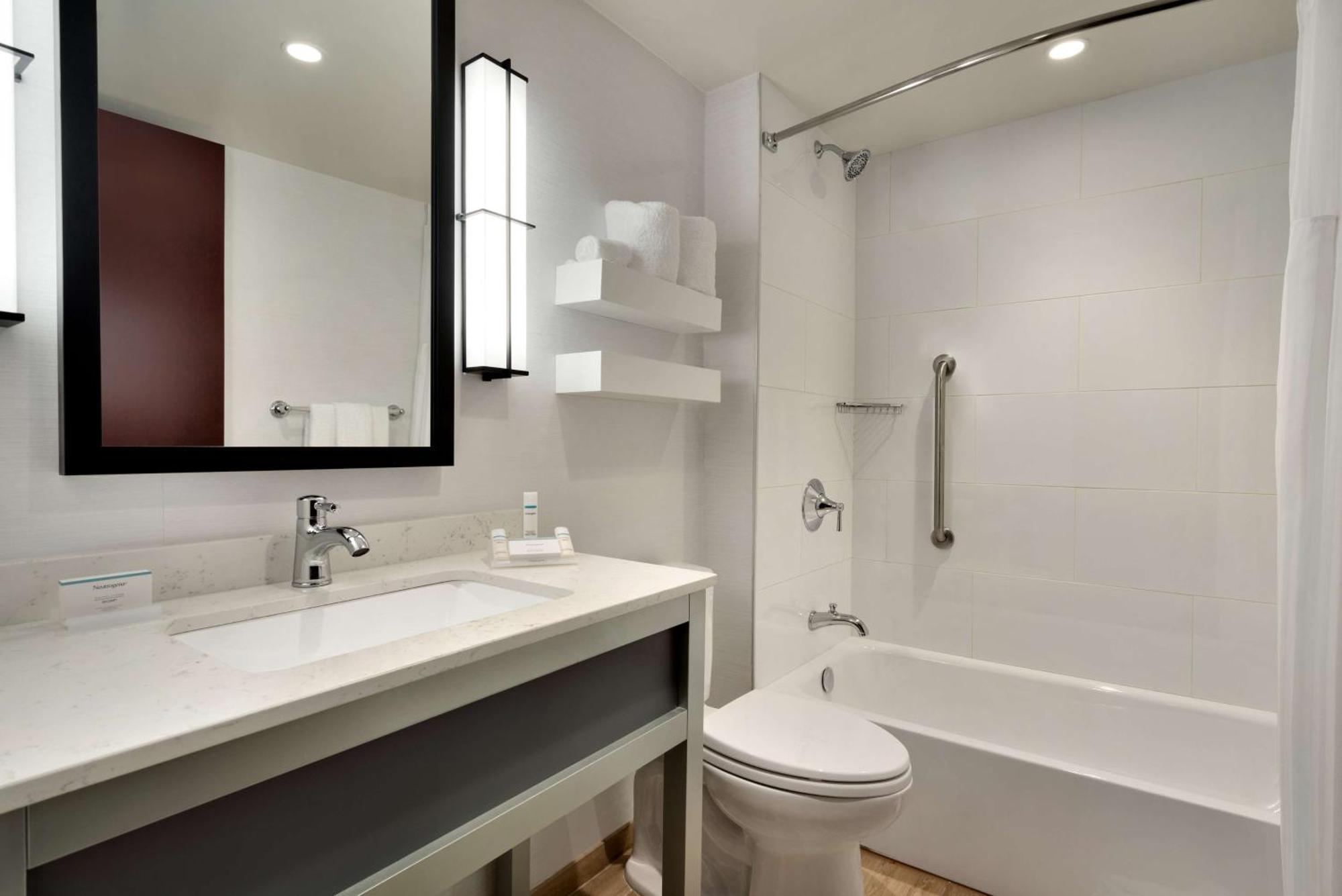 Quarto King com Cabine de duche - Acessível a Pessoas com Mobilidade/Audição Condicionada