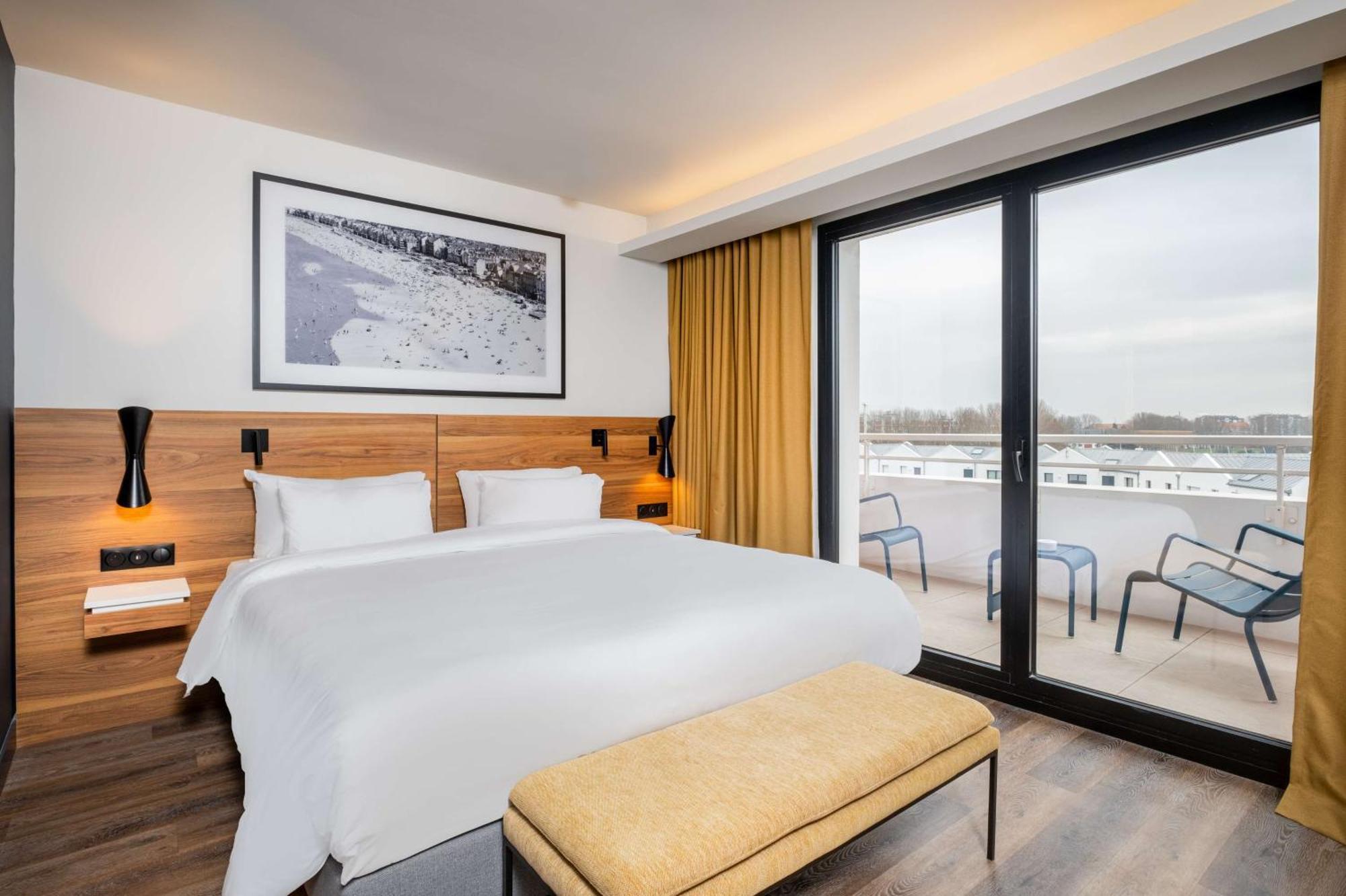 Superior kamer met balkon en uitzicht op de stad