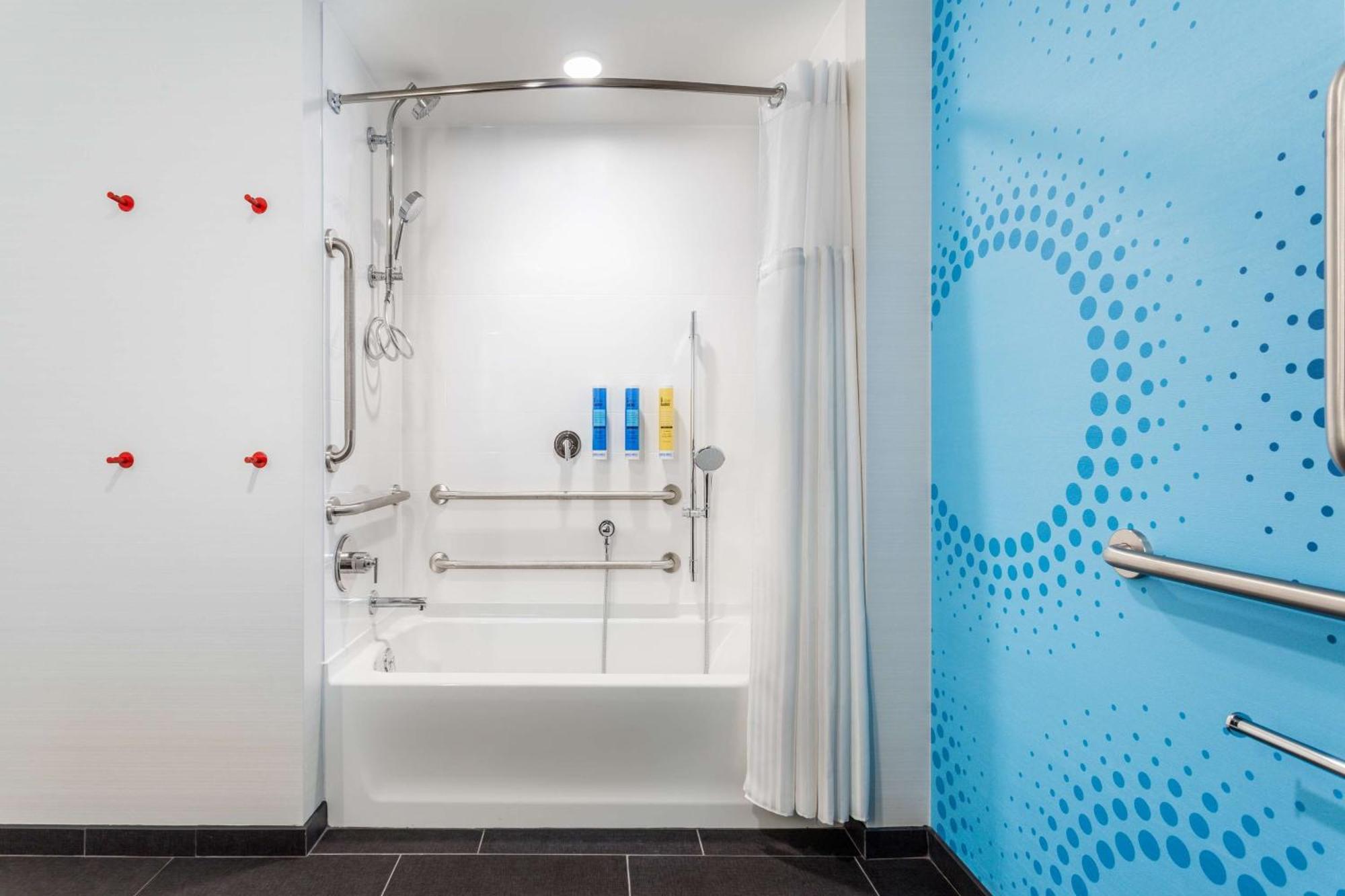 King Room with Accessible Tub - Mobility Access,1551611212:JPEG