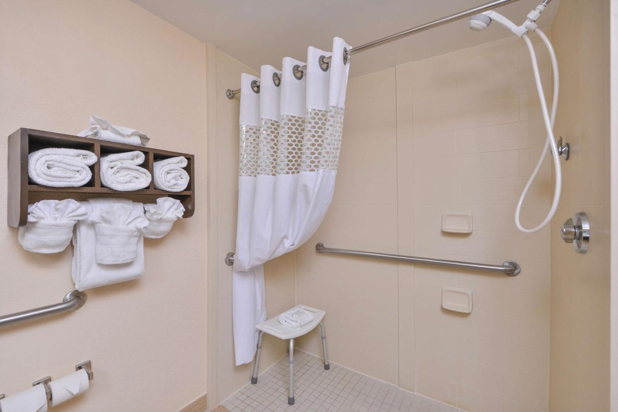 Quarto com Cama King-size e Banheiro Adaptado - Acessível para Hóspedes com Mobilidade Reduzida/Não Fumantes