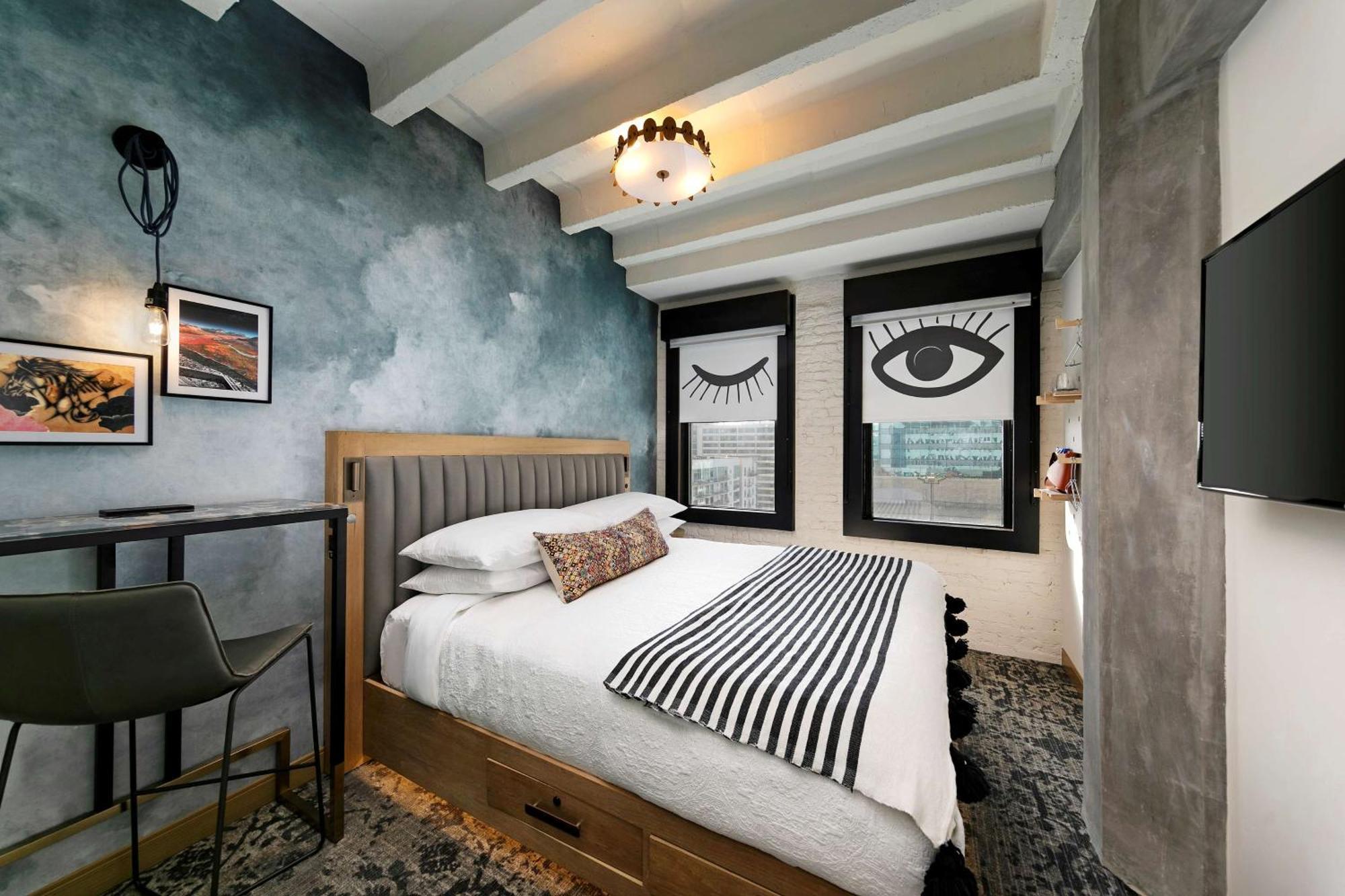 Habitación con cama extragrande.