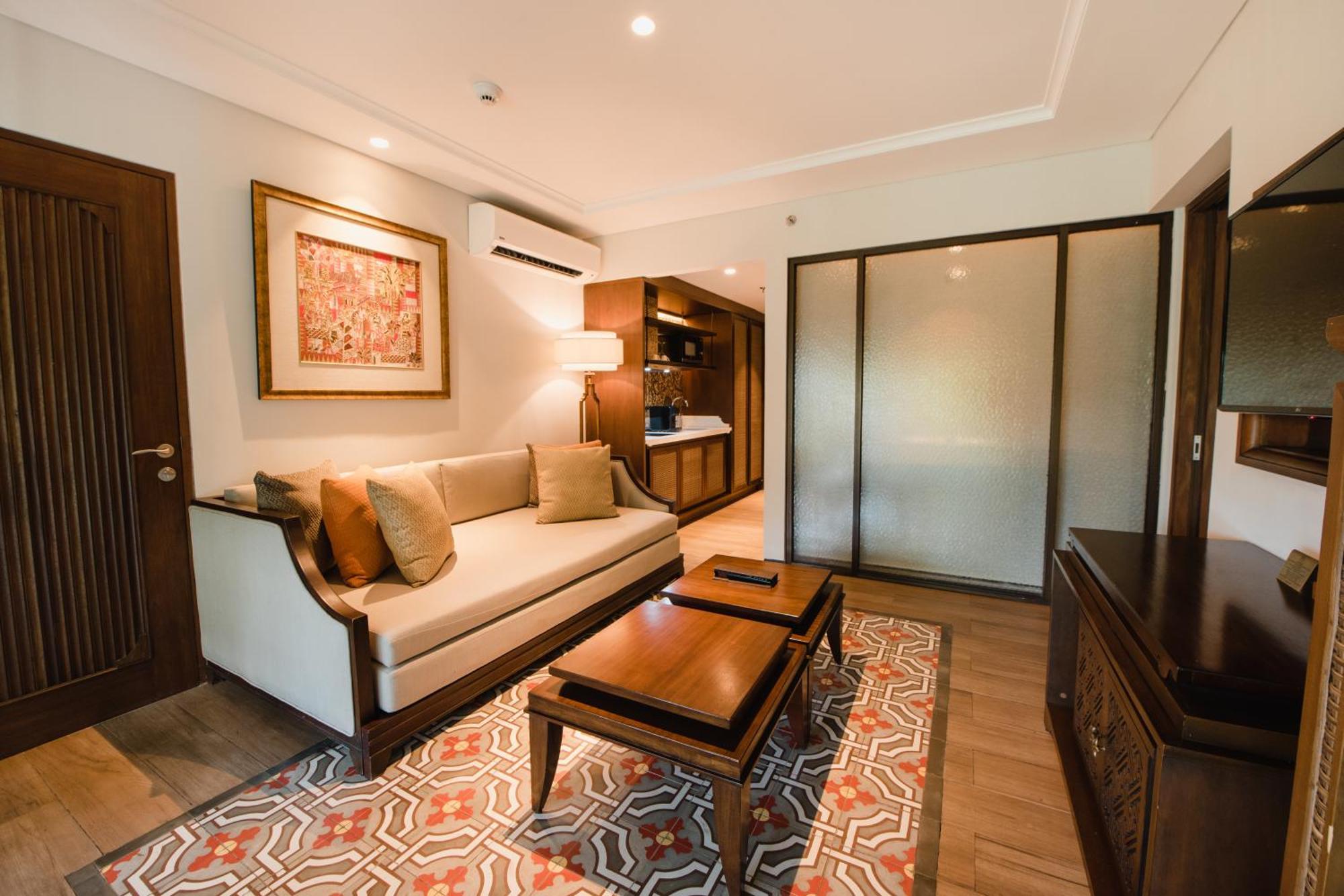 Royal Family Suite Interconnecting with Daily Afternoon Tea and Club Lounge Access