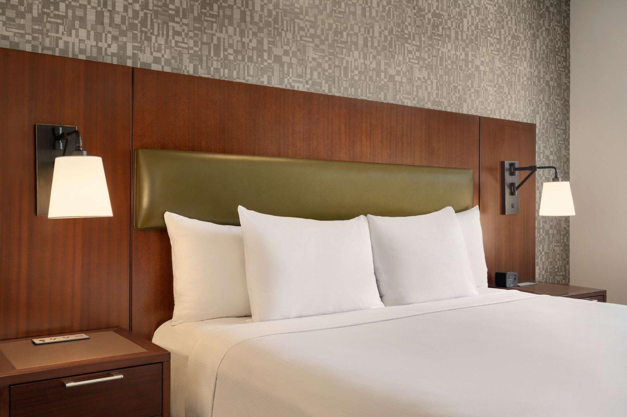 Habitación con cama extragrande y vistas a la ciudad