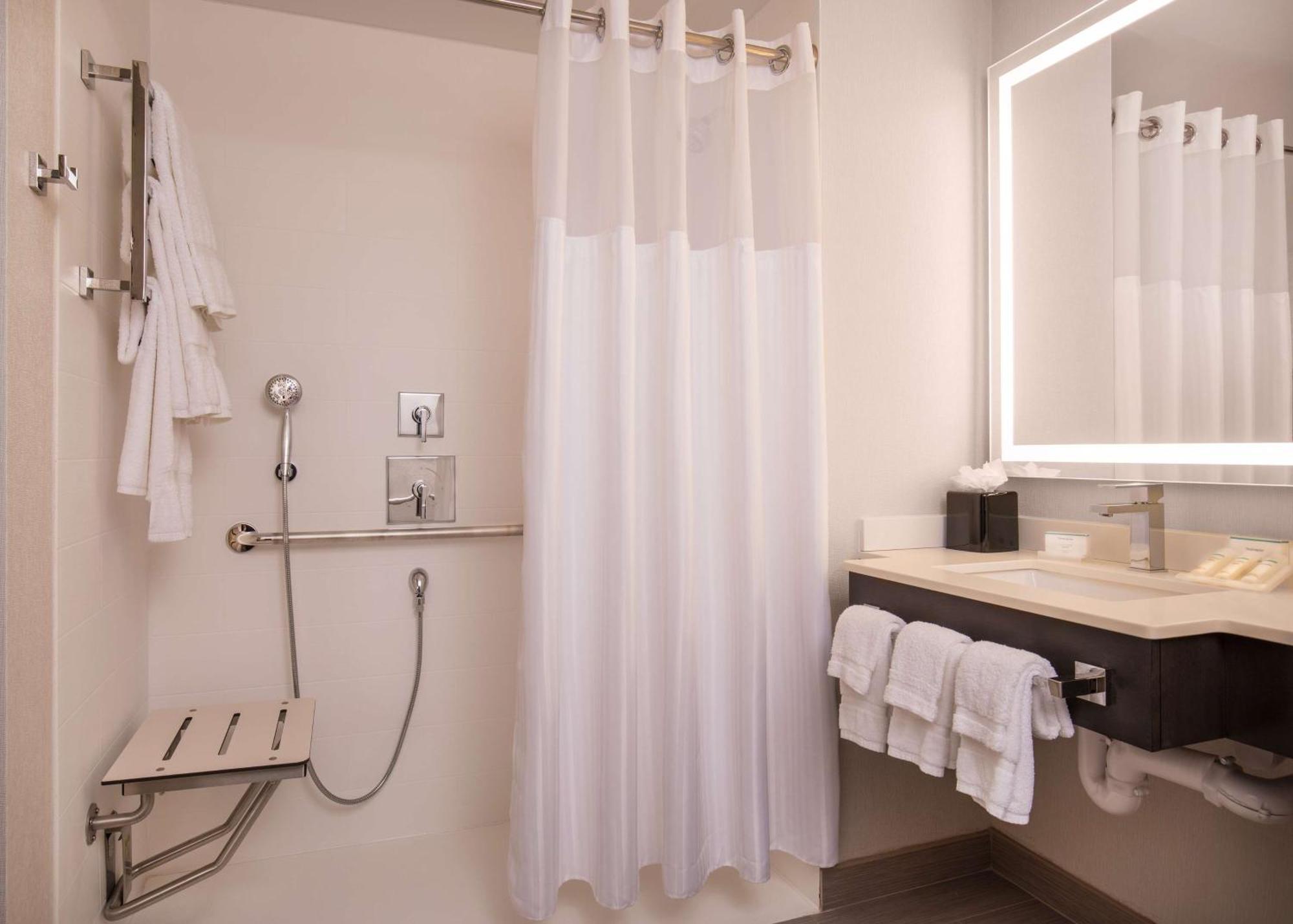 Kamer met Kingsize Bed met Inloopdouche en Uitzicht op het Water - Geschikt voor Gasten met een Lichamelijke Beperking