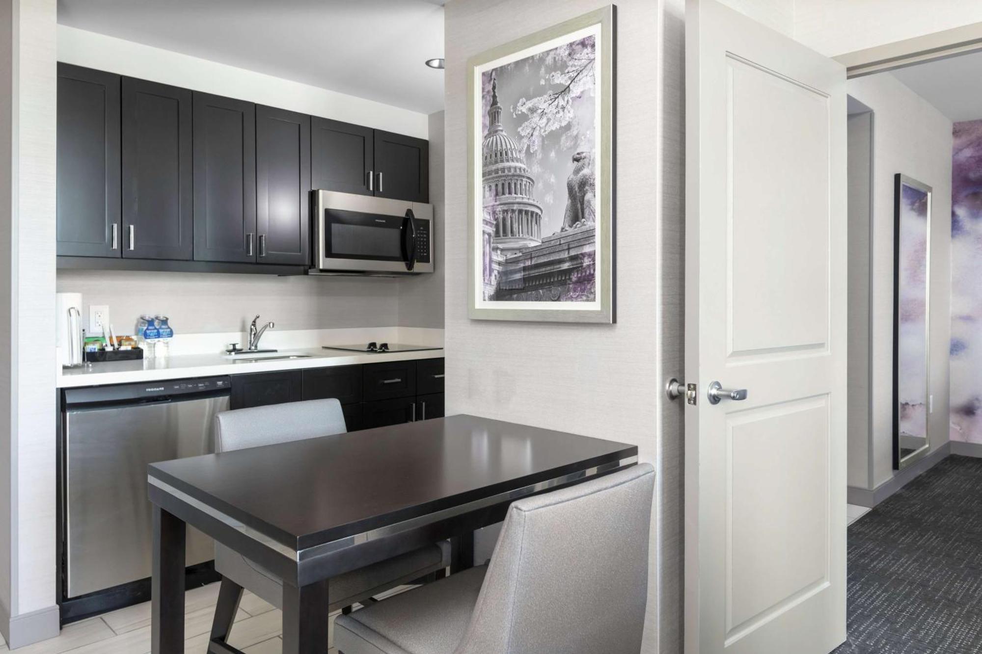 One-Bedroom King Suite - Non-Smoking