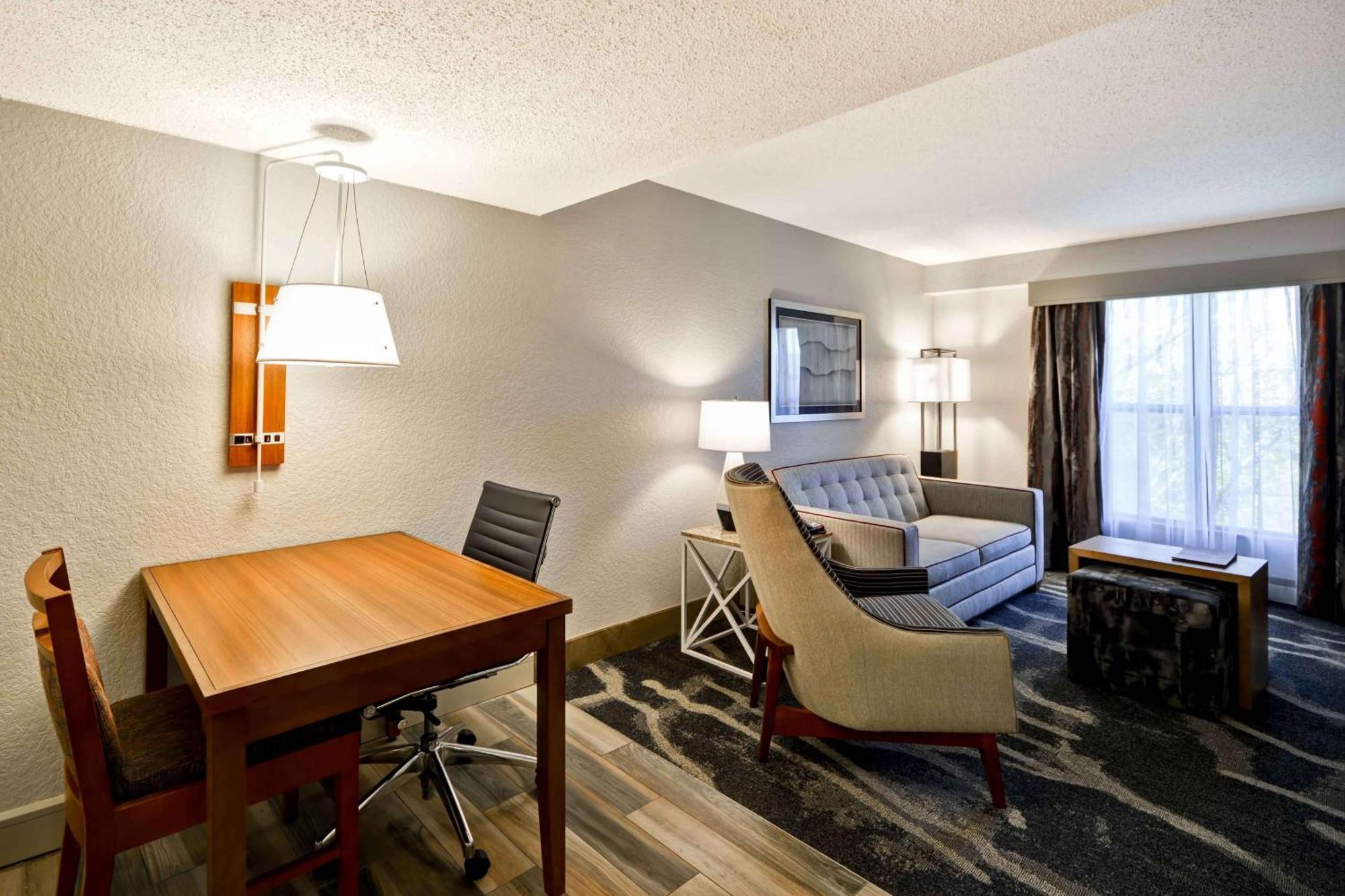 Suite Lit King-Size avec Douche Accessible en Fauteuil Roulant - Adaptée aux Personnes à Mobilité Réduite/Non-Fumeurs