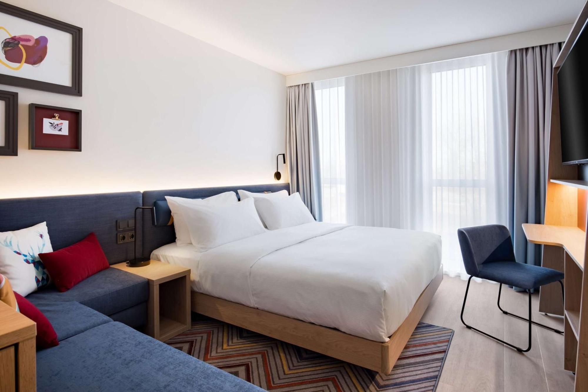Zimmer mit Kingsize-Bett