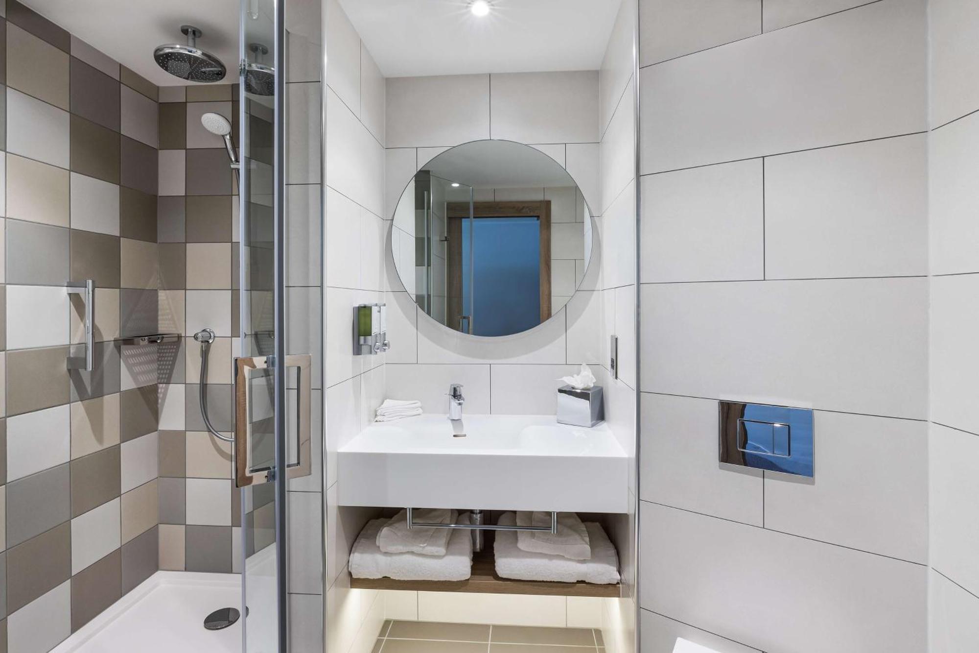 Chambre Lit Queen-Size avec Canapé-Lit - Vue sur Port