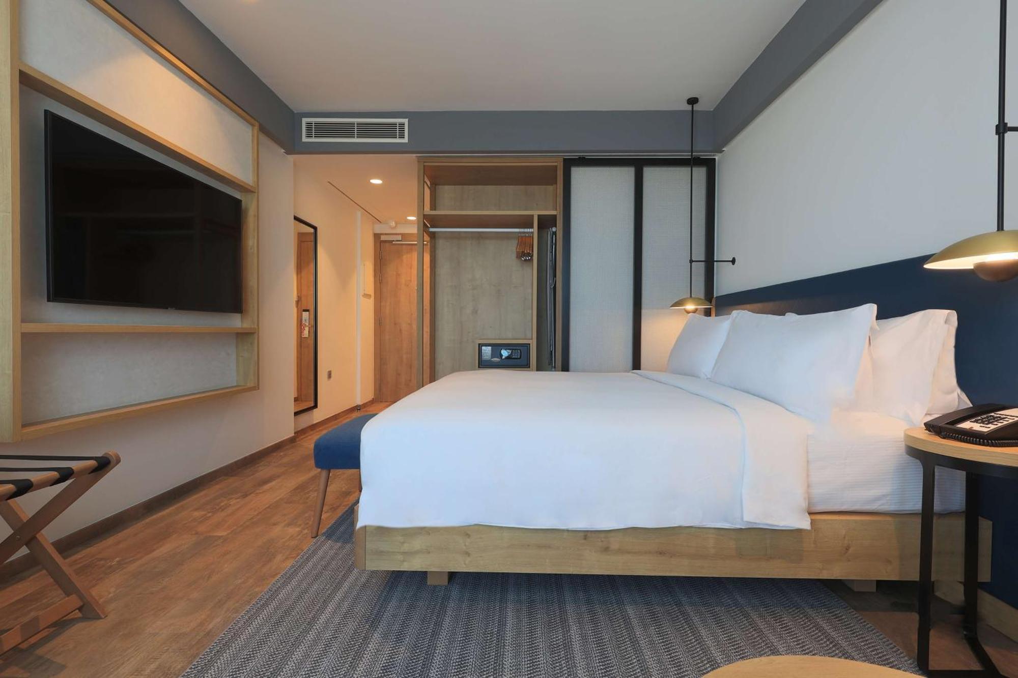 Habitación con cama extragrande.