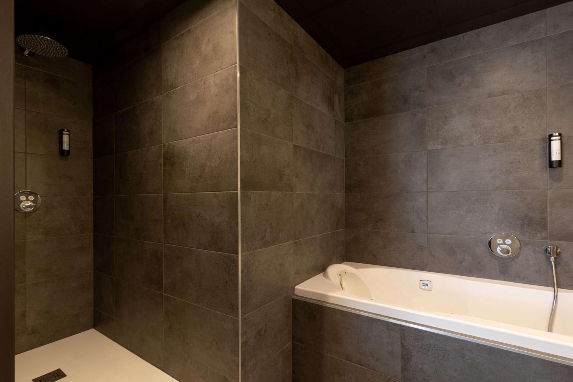 Large Premium Queen Room Spa Bath Non-Smoking,1552946323:JPEG