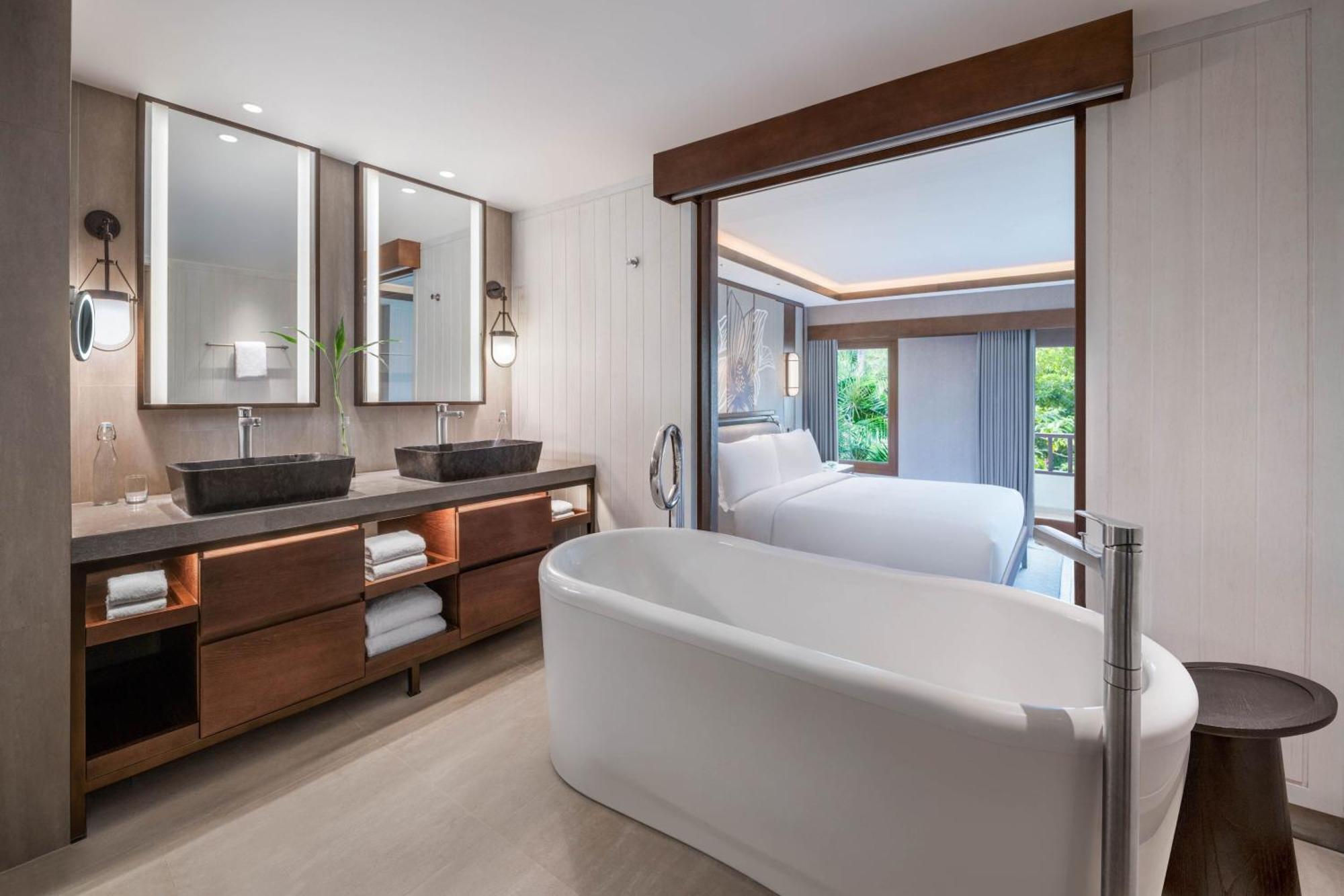 Lagoon Access Suite, 1 Bedroom Suite, 1 King, Terrace with Free Daily Activity