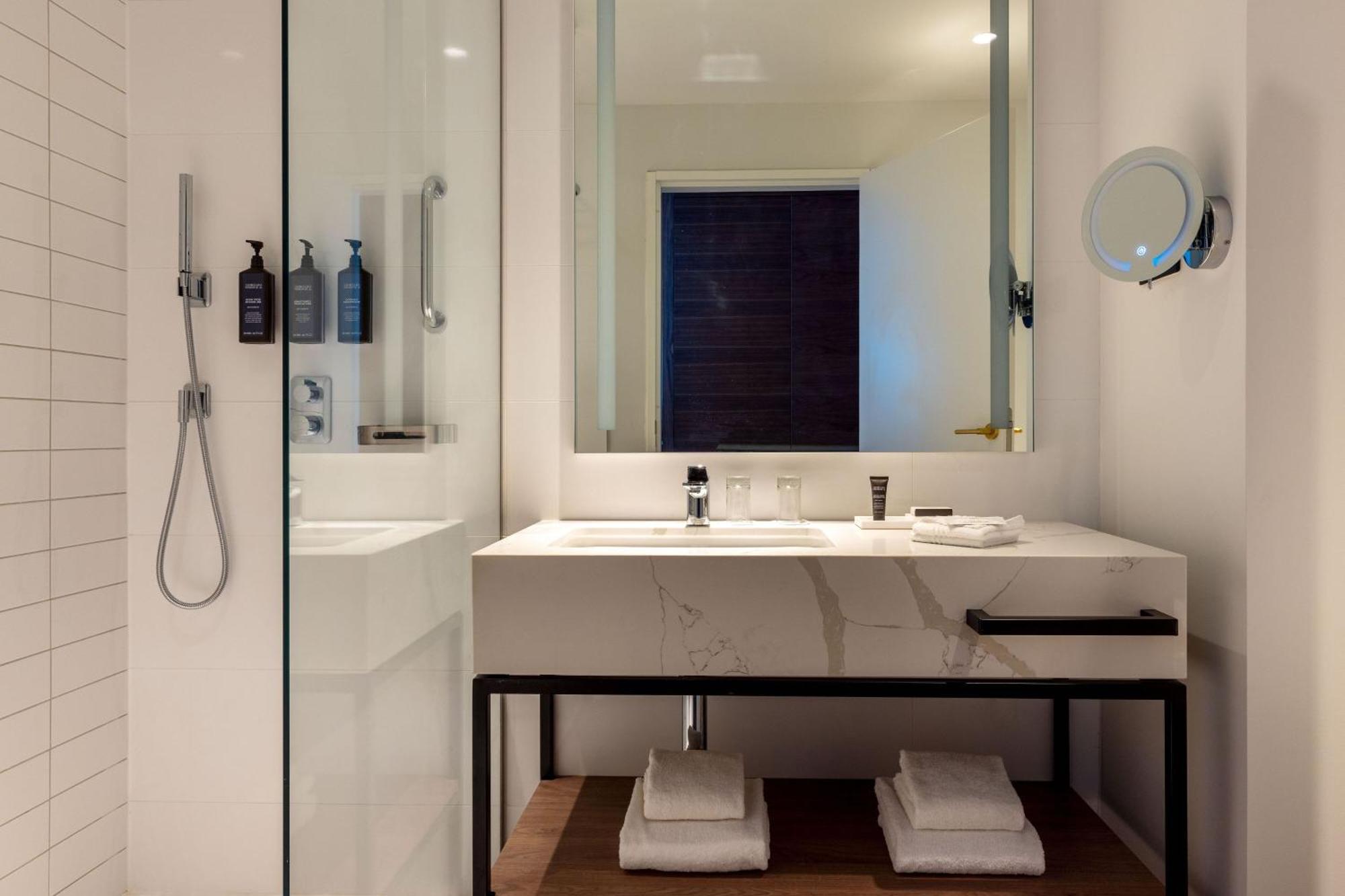 Deluxe Twin Room with Sea View,1553819638:JPEG