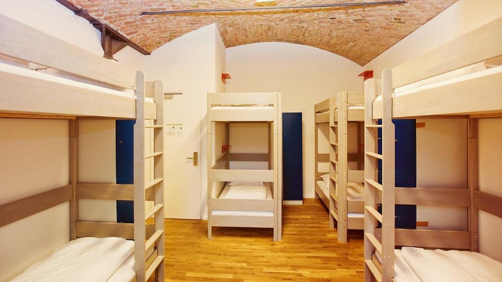 Einzelbett im gemischten Schlafsaal mit 8 Betten und Gemeinschaftsbad auf der Etage