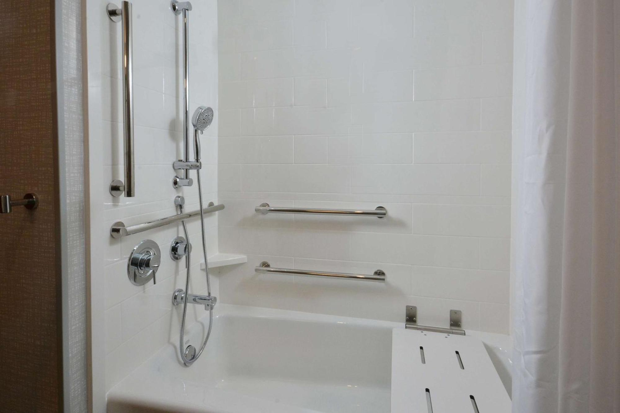 Queen Room with Bath Tub - Mobility Access/Non-Smoking