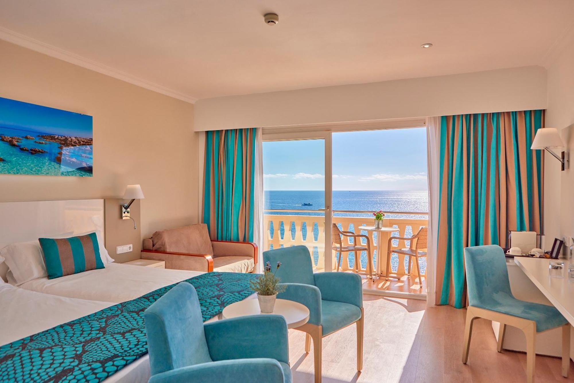 Chambre Lits Jumeaux Supérieure - Vue sur Mer (2 Adultes + 1 Enfant)