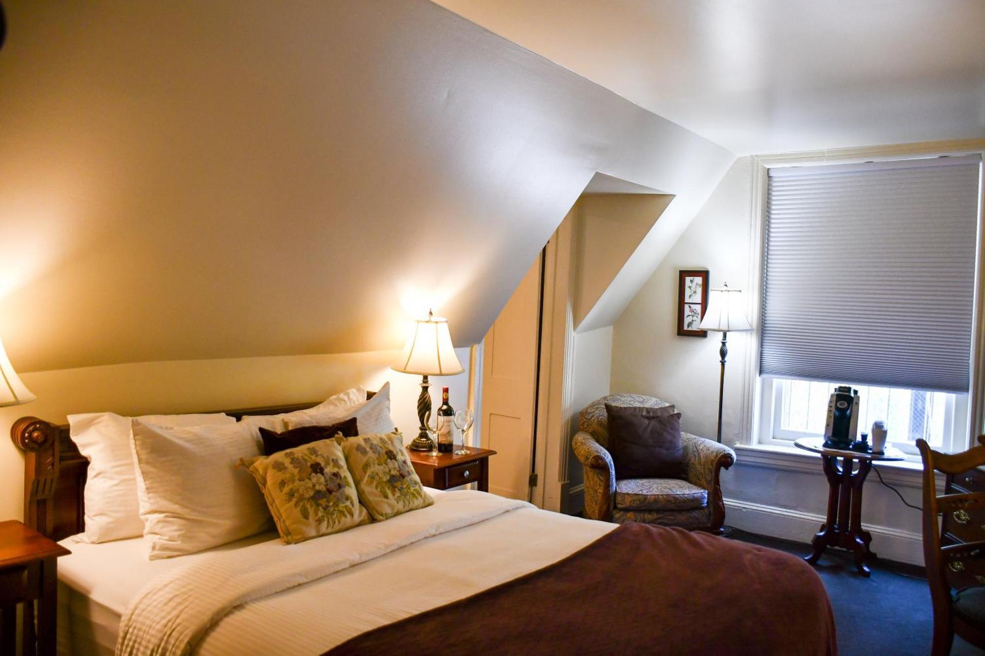 Queen Room,1557208873:JPEG