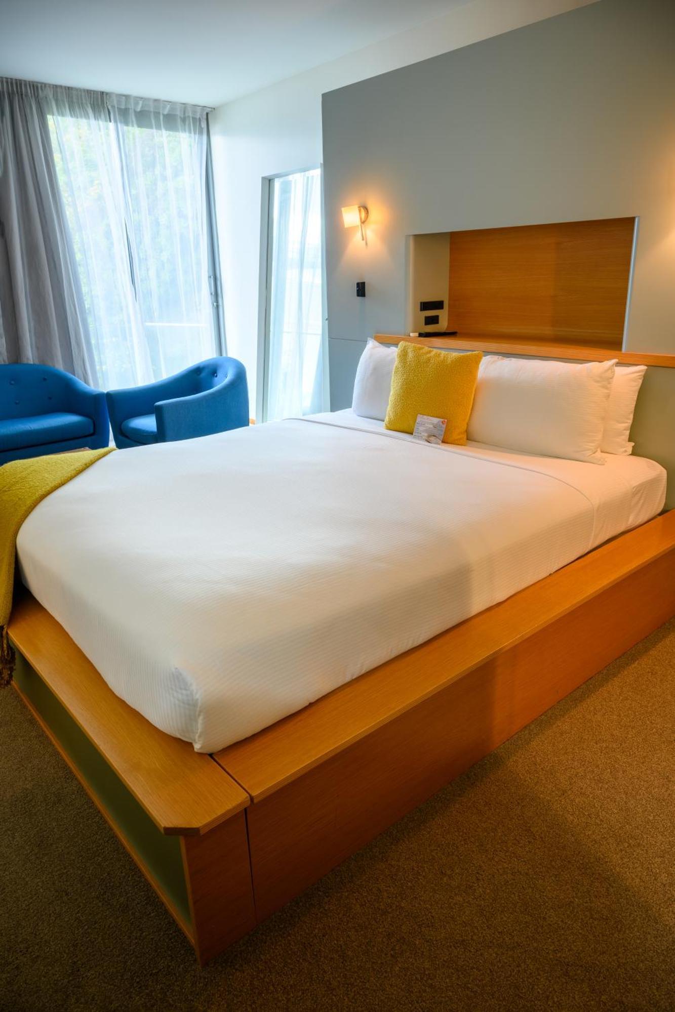 Deluxe Zimmer mit Kingsize-Bett und Badewanne