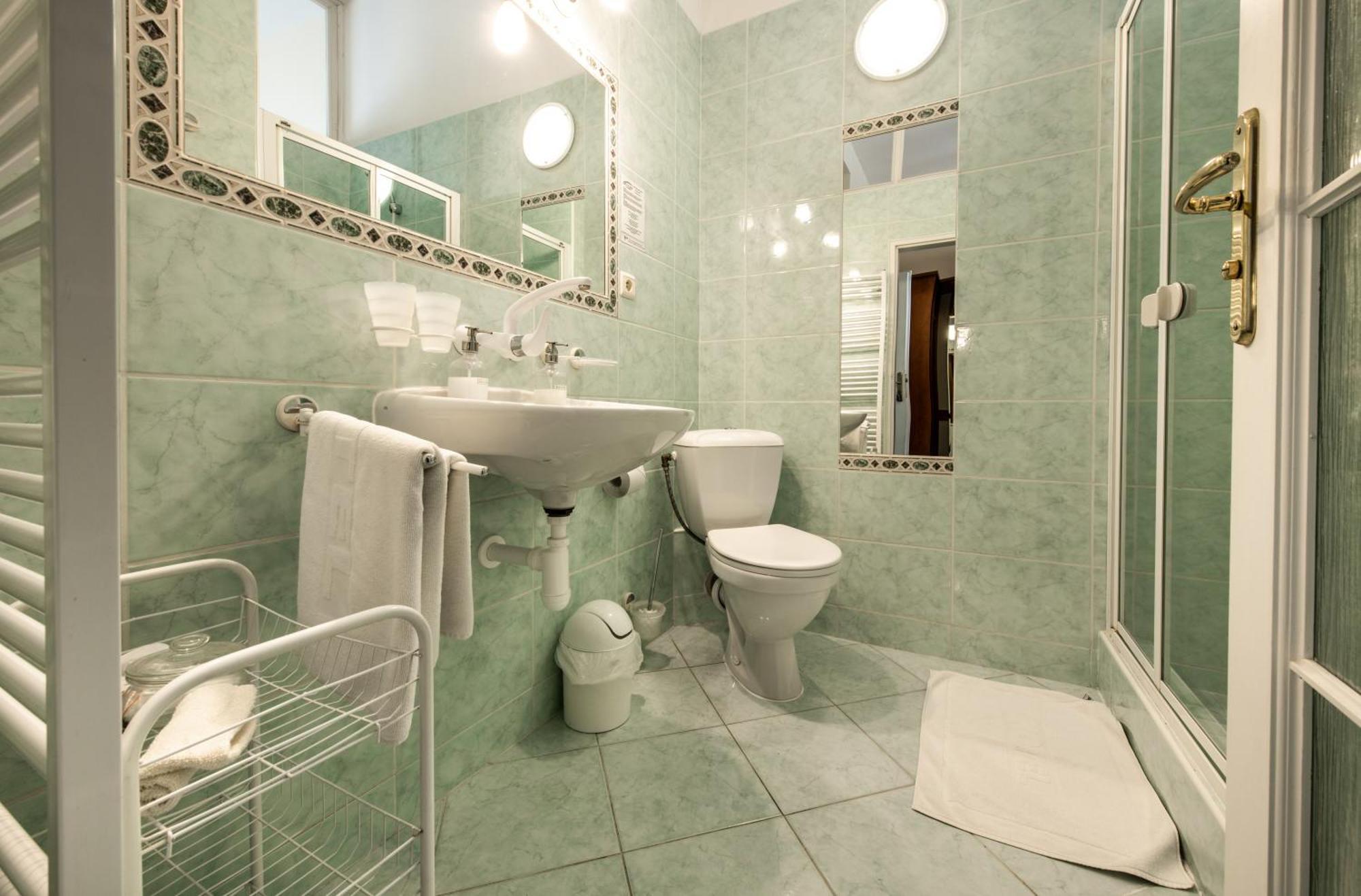 Quarto com Cama de Casal ou 2 de Solteiro e Cama Extra