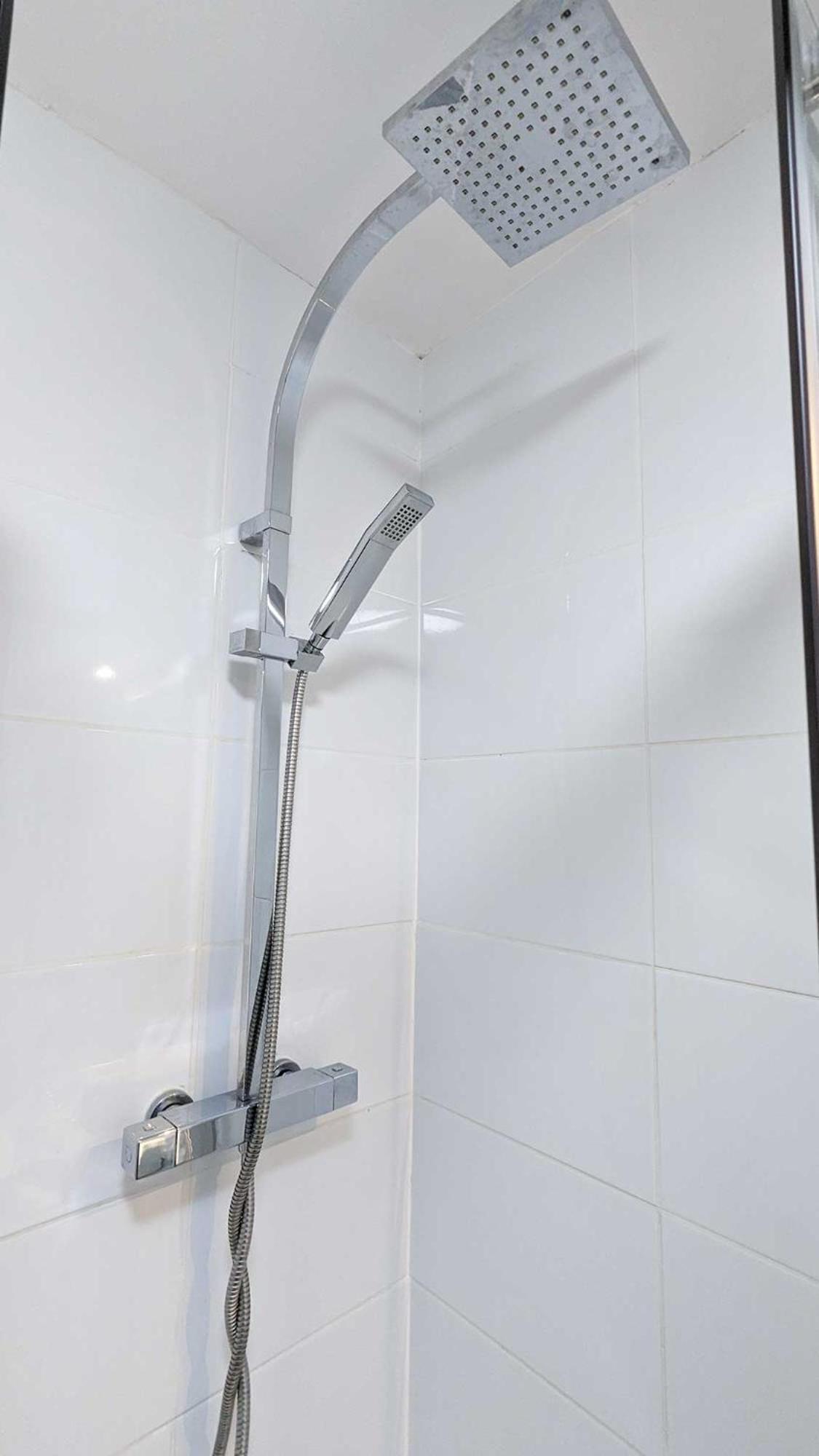 Una cama en un dormitorio mixto compartido