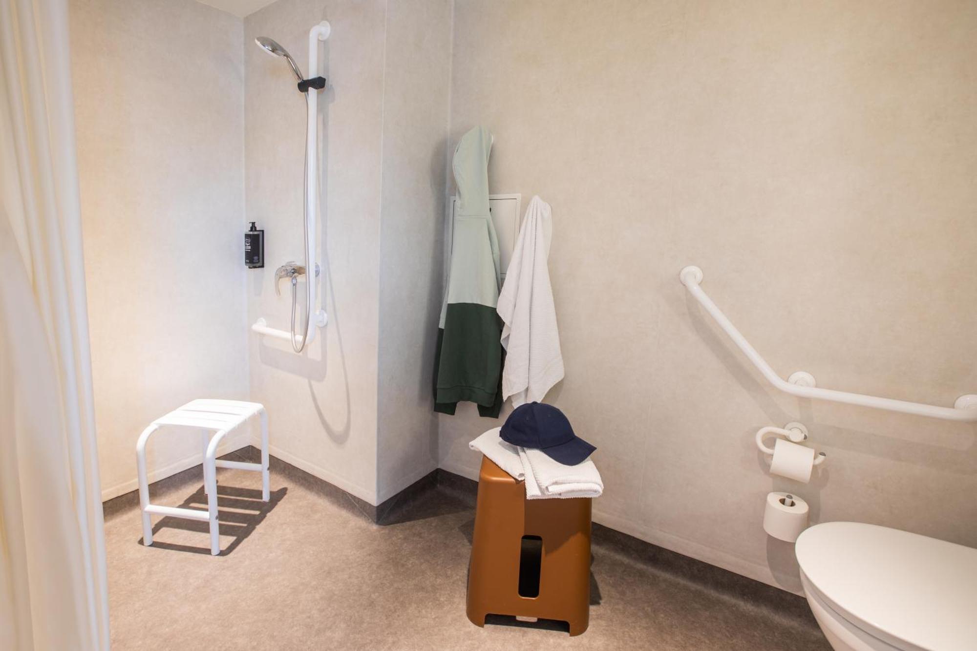 Standardzimmer für Personen mit eingeschränkter Mobilität mit einem Doppelbett.