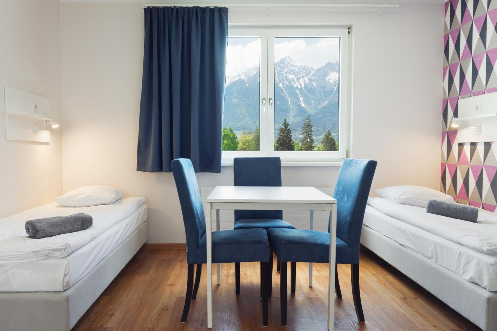 Dreibettzimmer mit Bergblick