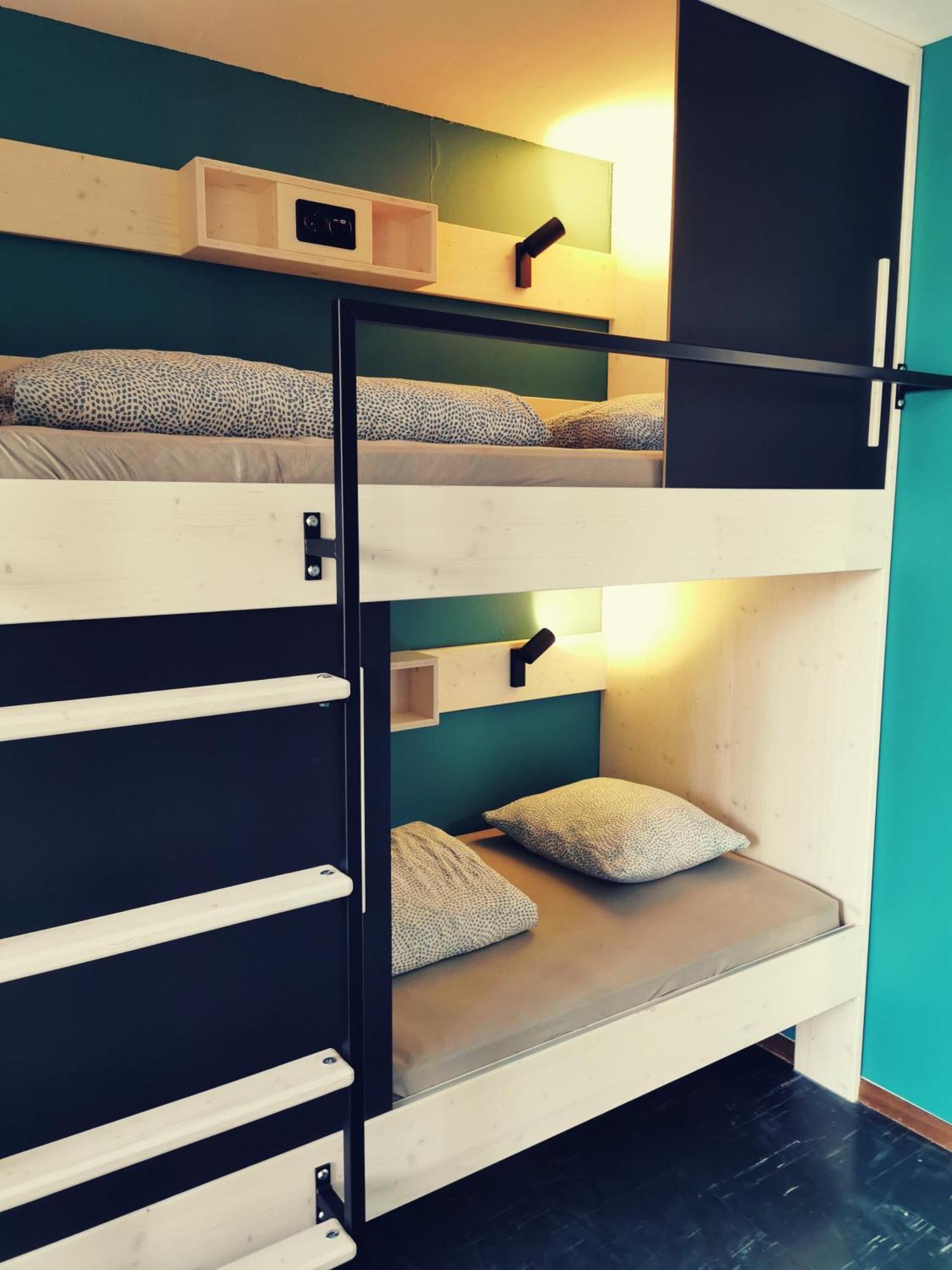 Lit Simple dans un Dortoir pour Femmes de 4 Lits avec Salle de Bains Commune
