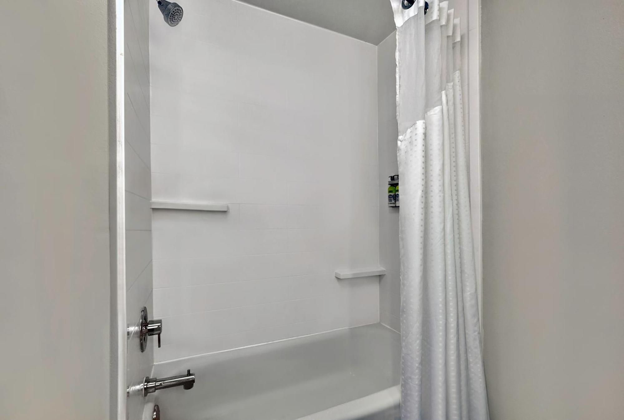 Chambre Lit King-Size - Adaptée aux Personnes Malentendantes