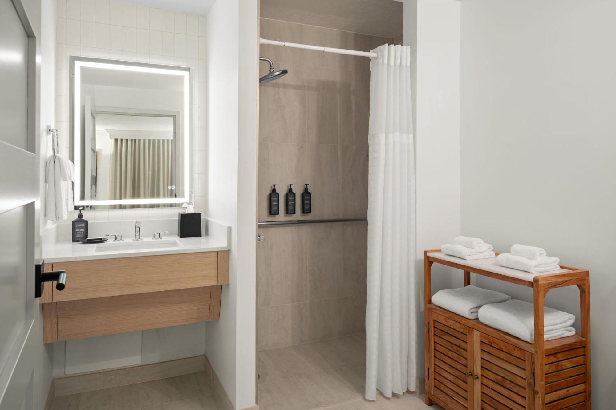 Zimmer mit Kingsize-Bett und Balkon - Golf- und Poolseite