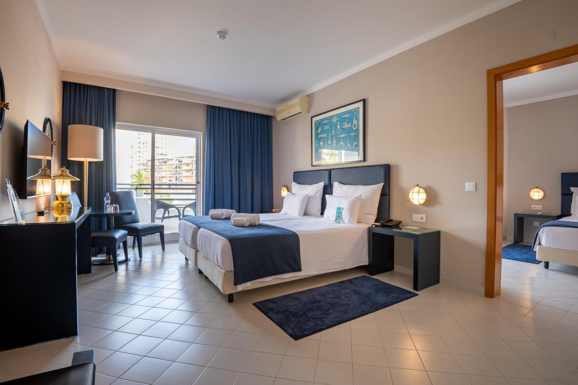 Junior Suite met Uitzicht op het Zwembad (2 Volwassenen + 2 Kinderen)