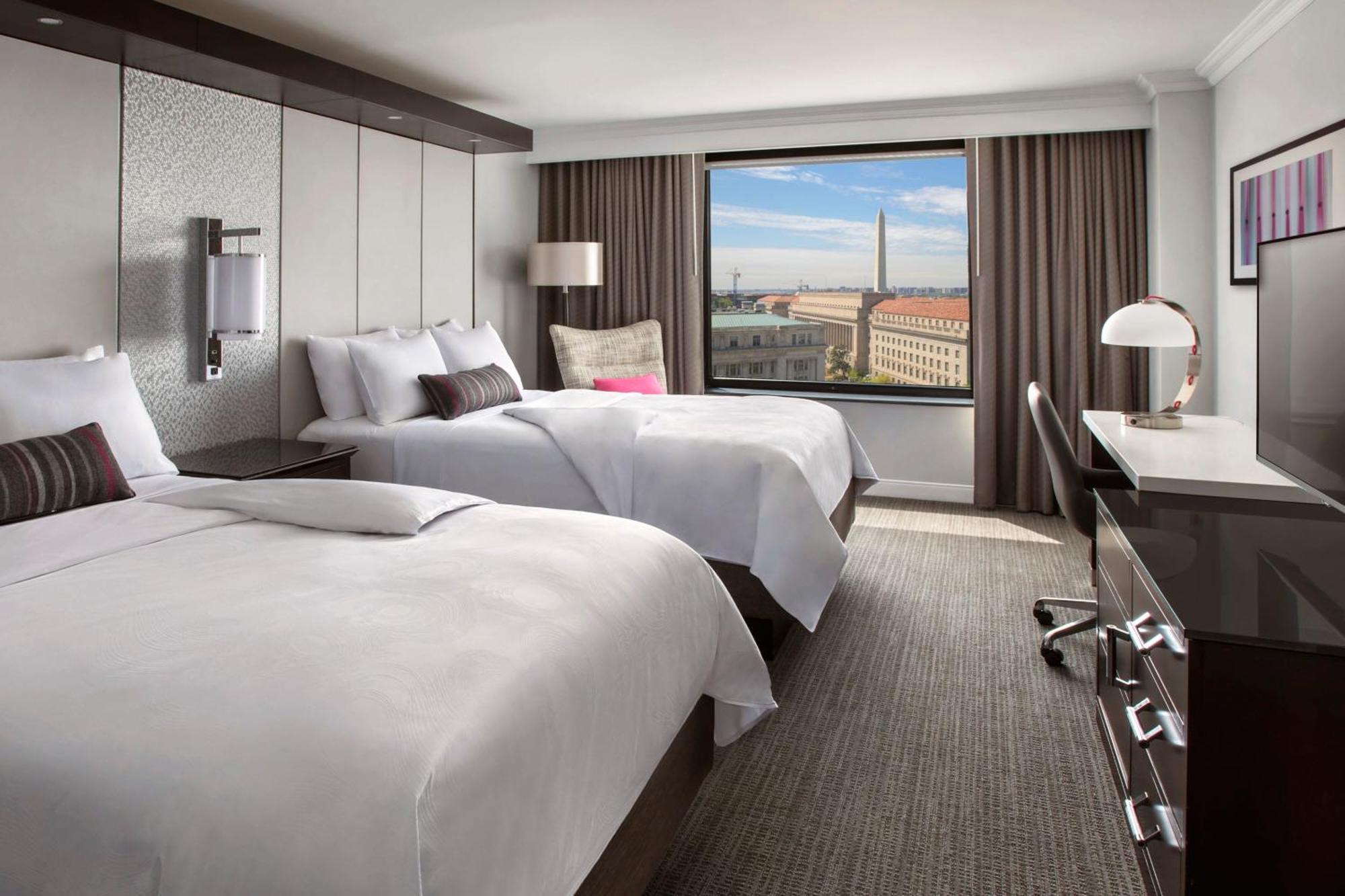 Quarto com 2 Camas de Casal e Vista do Monumento no Andar Executivo