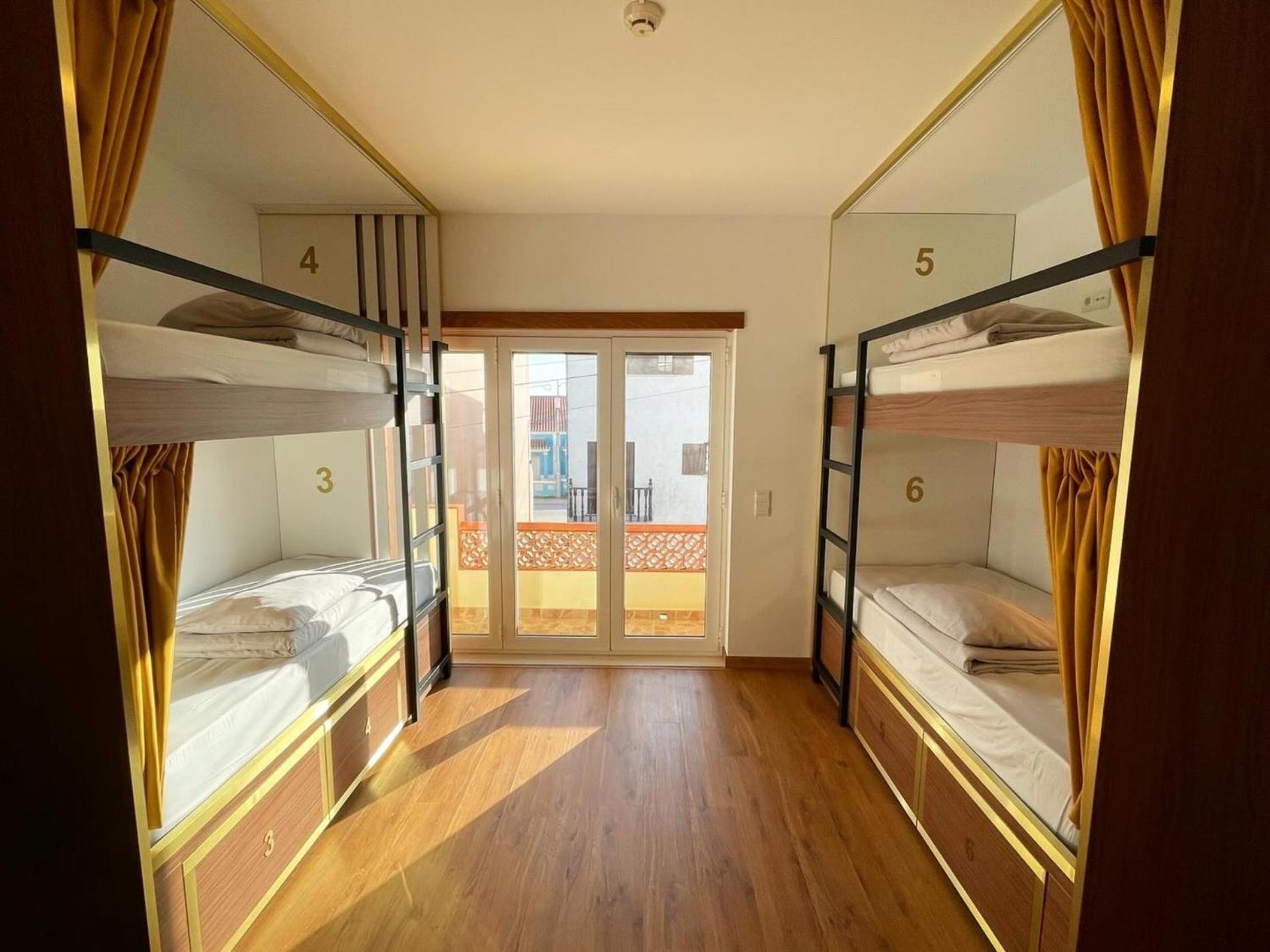 Cama em Dormitório Misto com 6 Camas