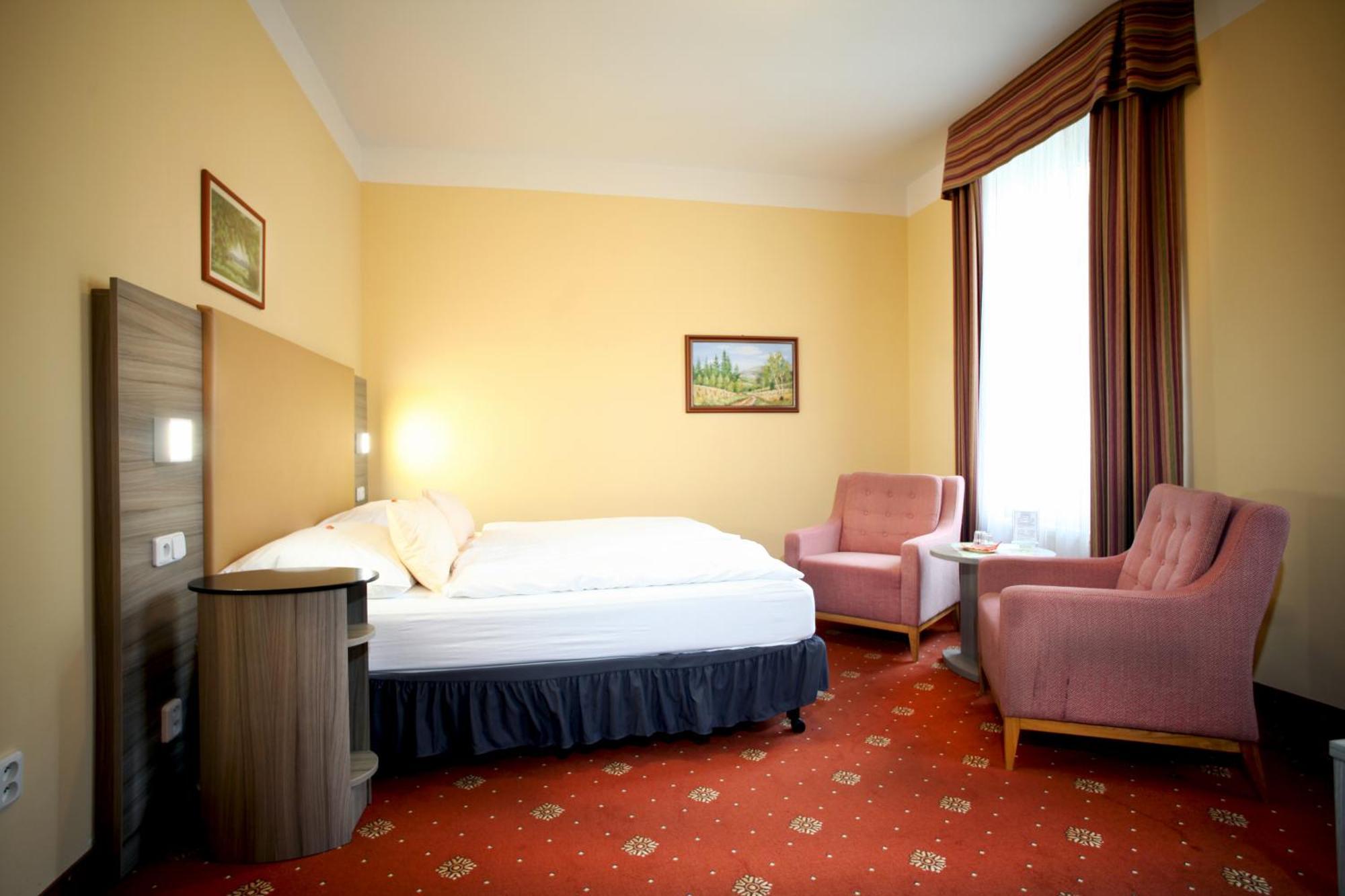 Doppel- oder Zweibettzimmer