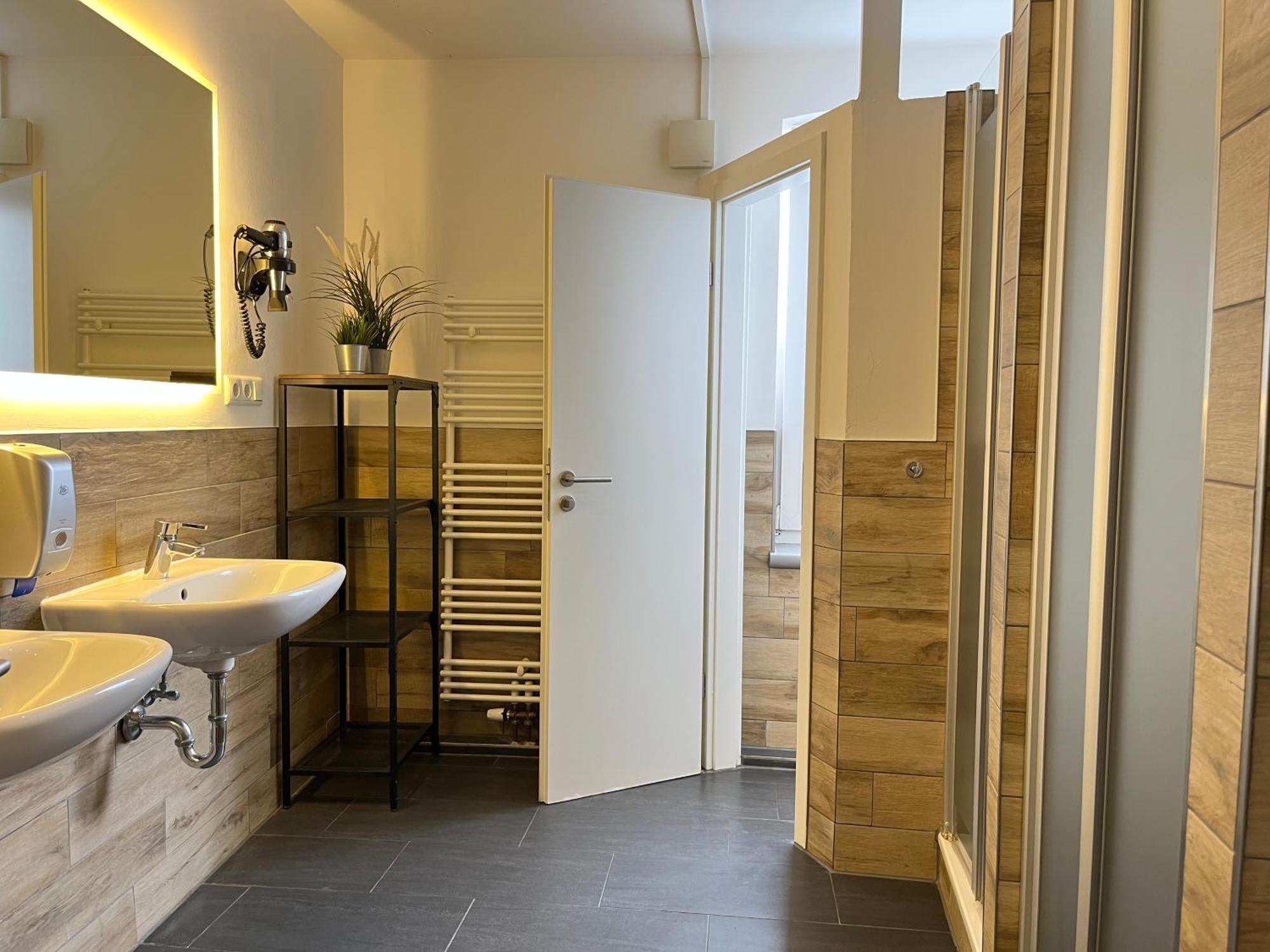 Zweibettzimmer mit Gemeinschaftsbad