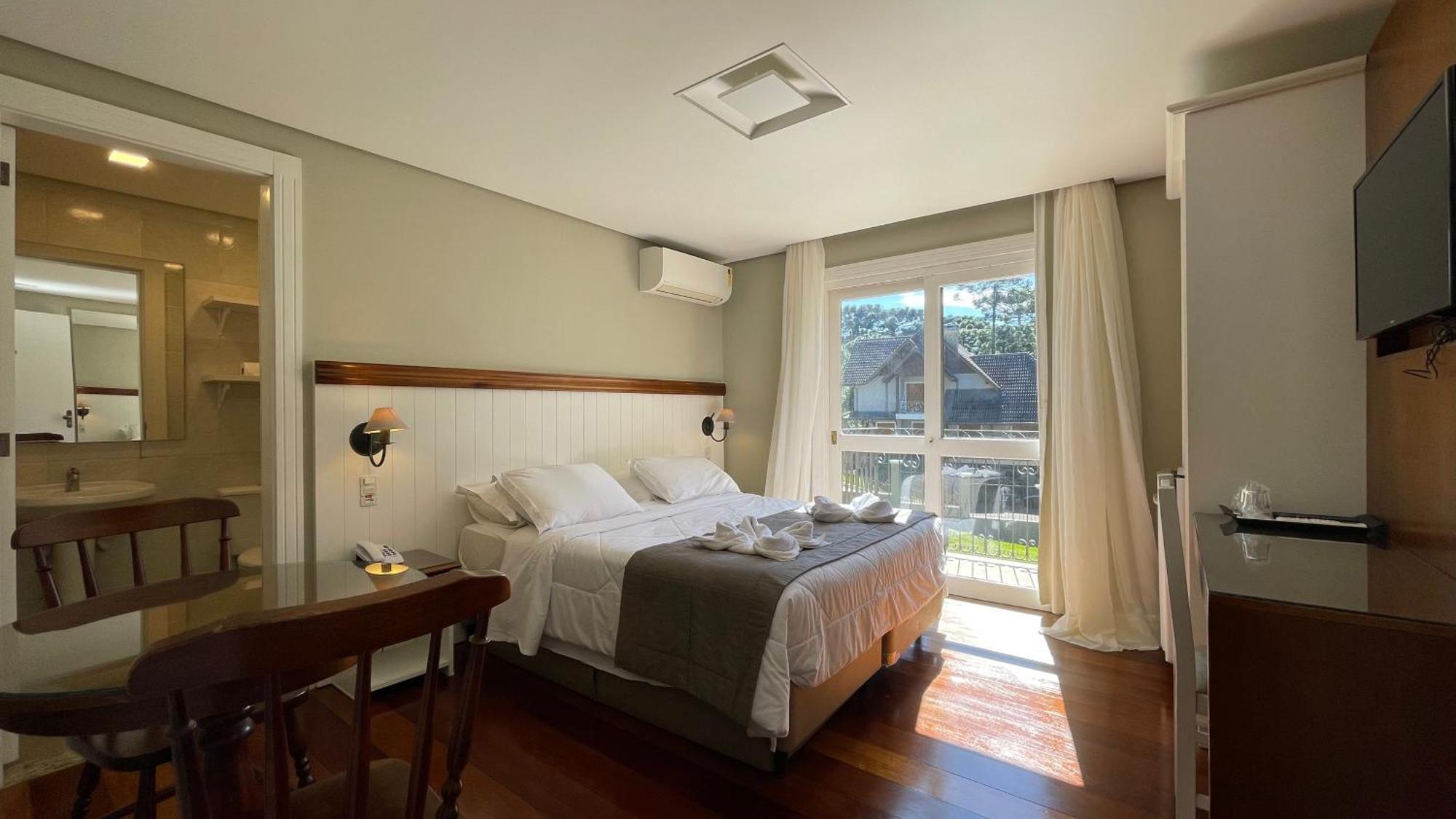 Quarto Deluxe com Cama de Casal ou 2 de Solteiro e Varanda