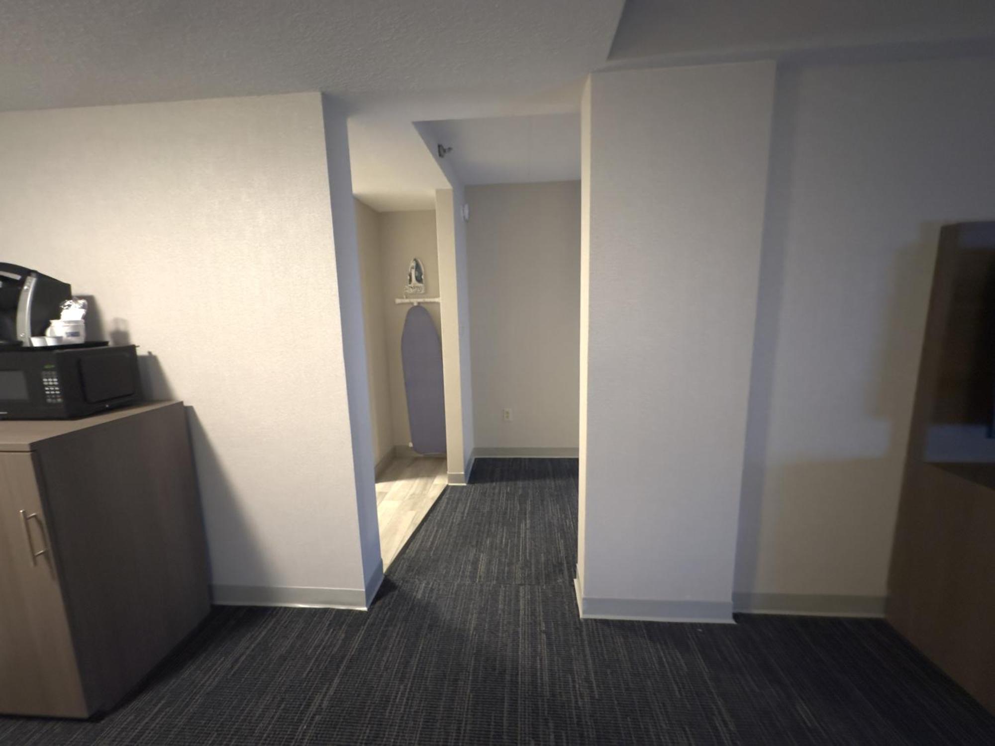Deluxe King Room - Non-Smoking