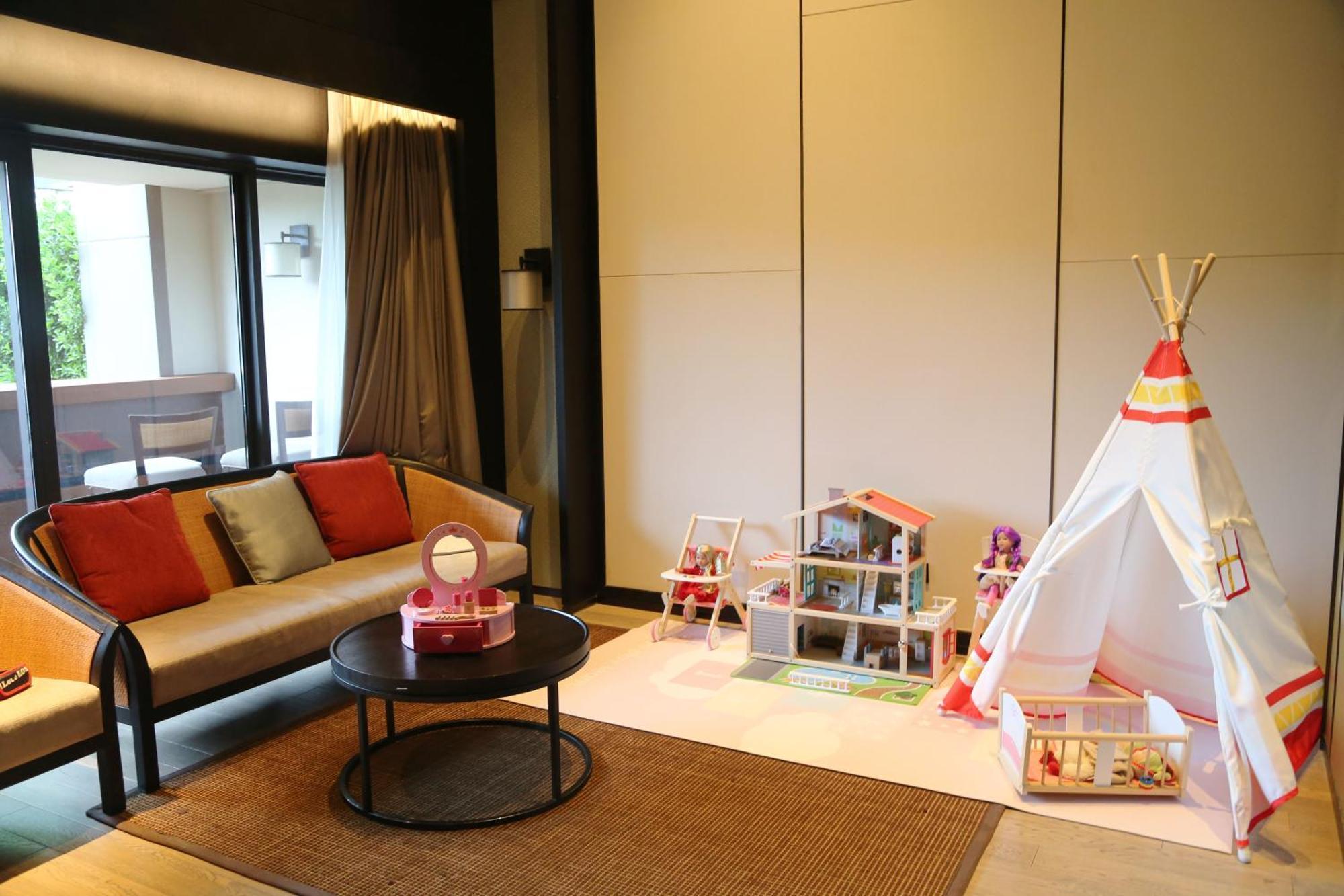 Duplex Family Room with Courtyard View - Lounge Access