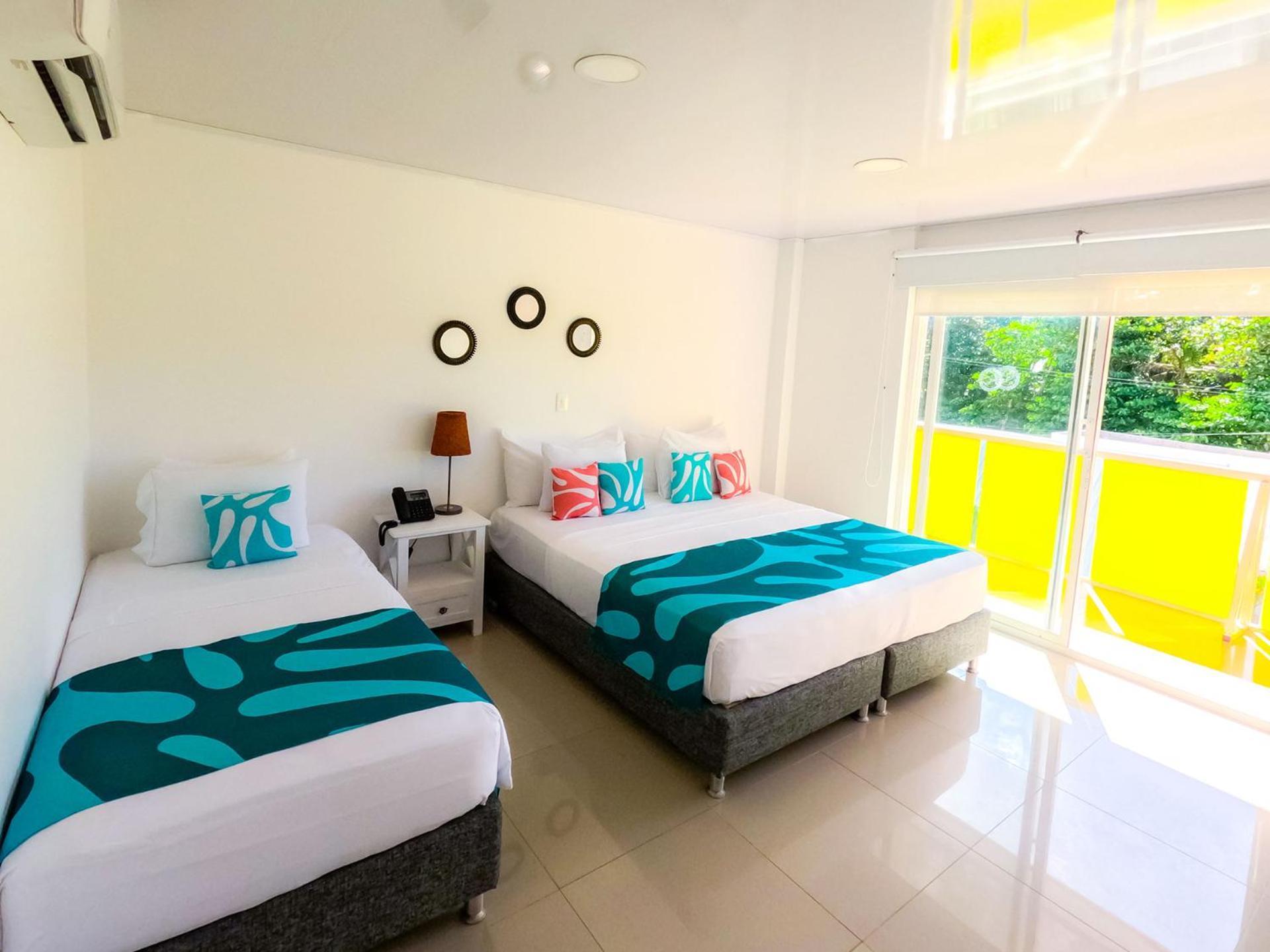 Quarto Triplo com Vista para a Piscina